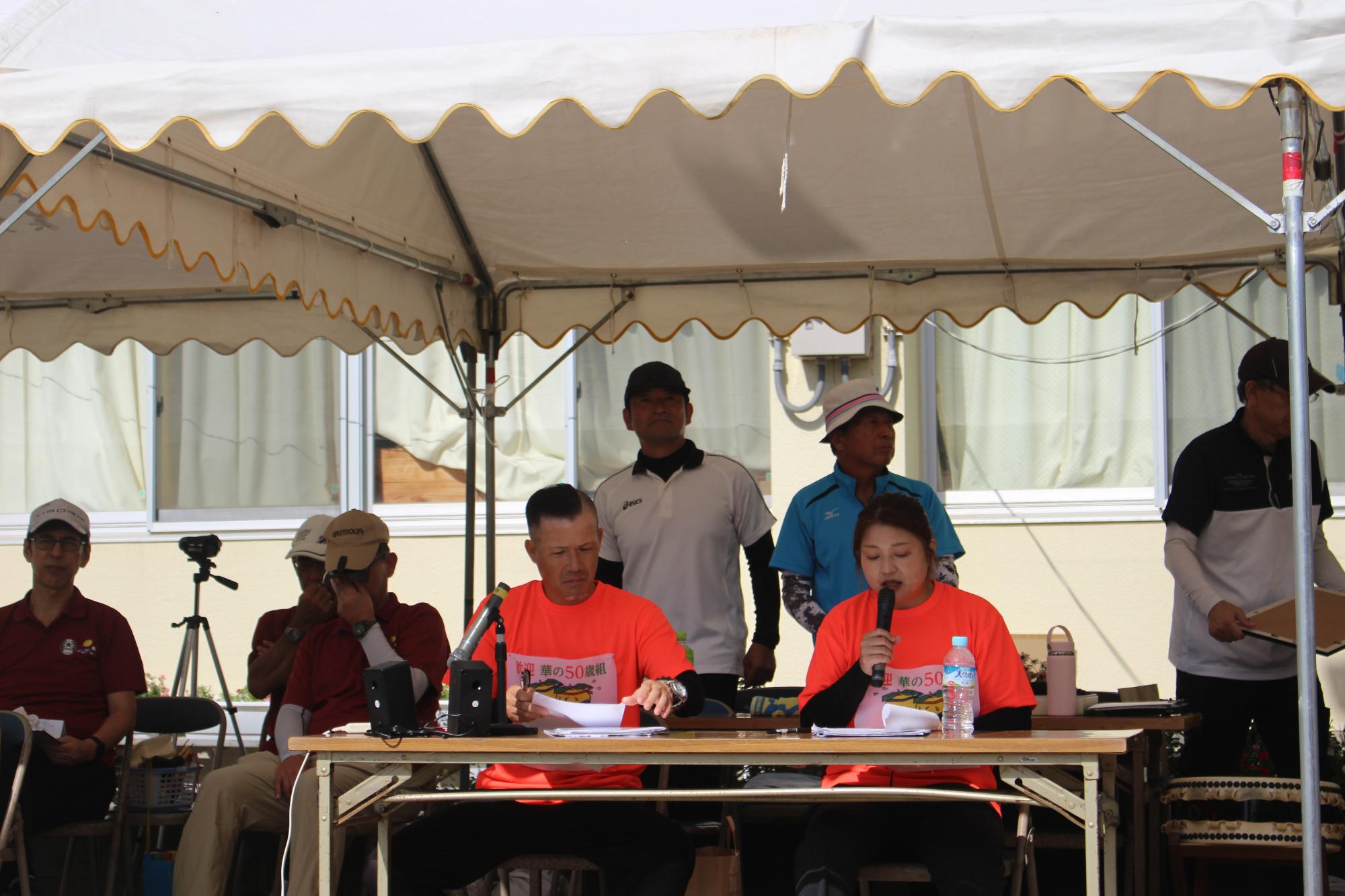 放送をしている男女2人の参加者の写真