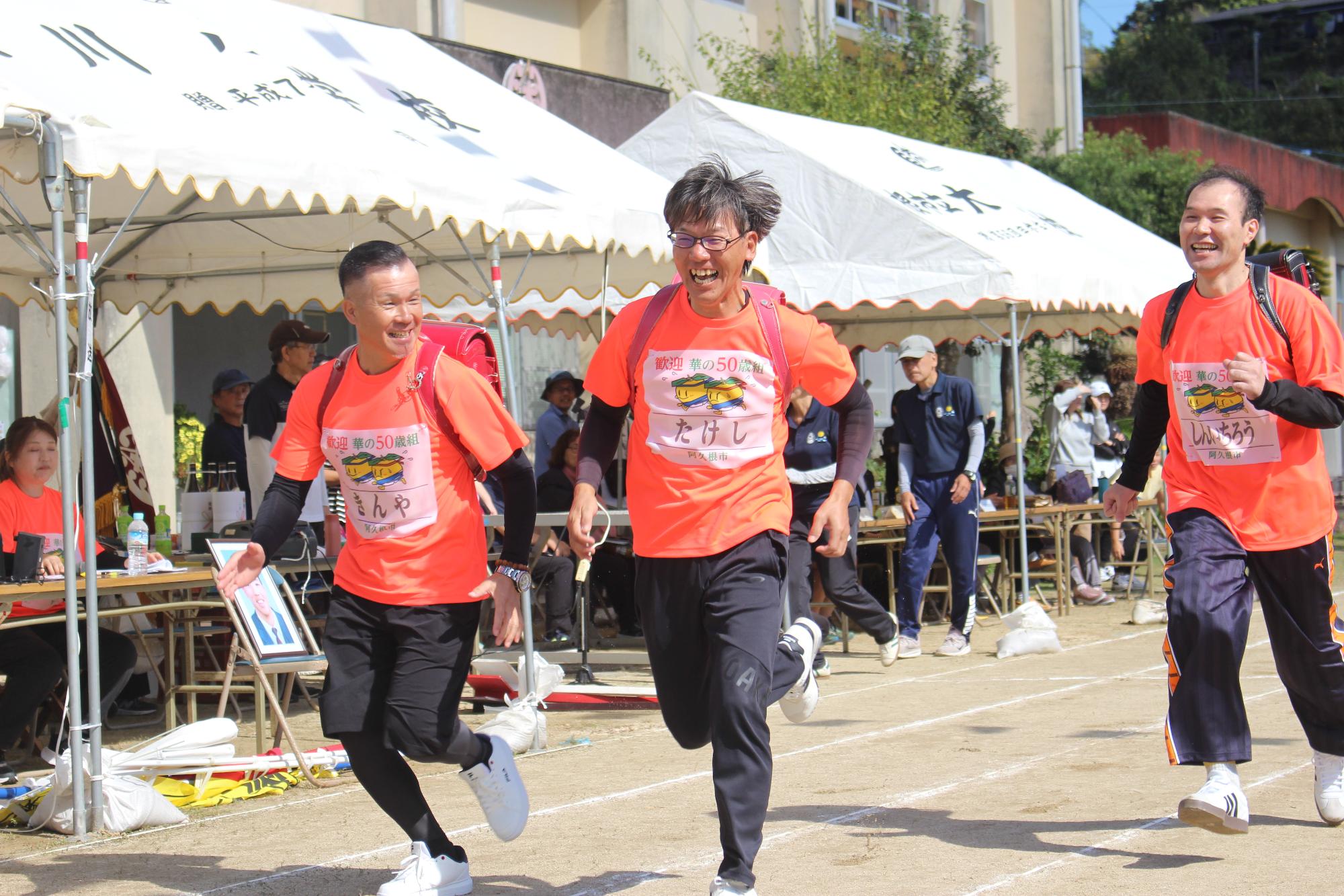 ランドセルを背負いながら走る参加者の写真（その1）