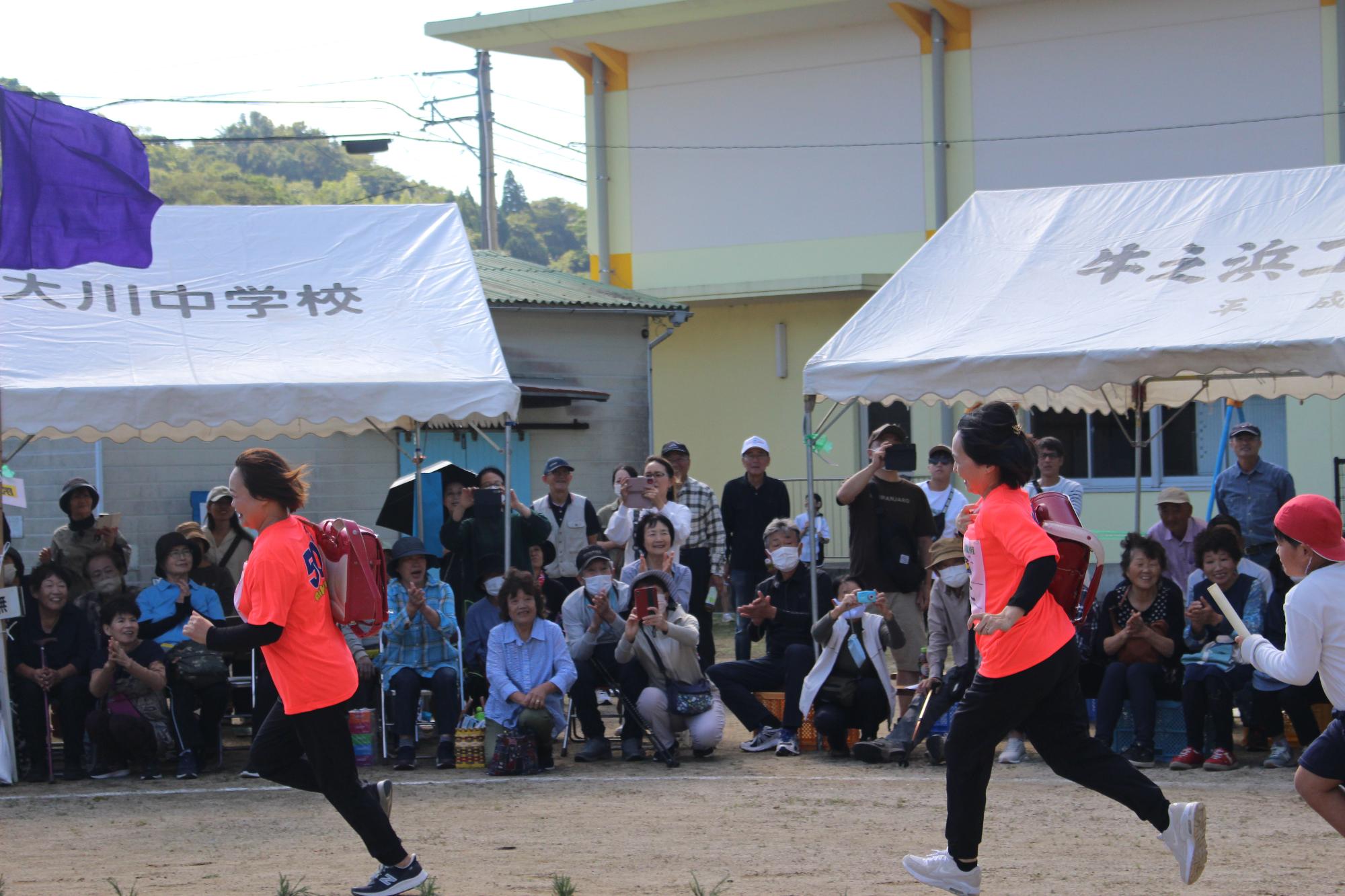 ランドセルを背負いながら走る参加者の写真（その2）