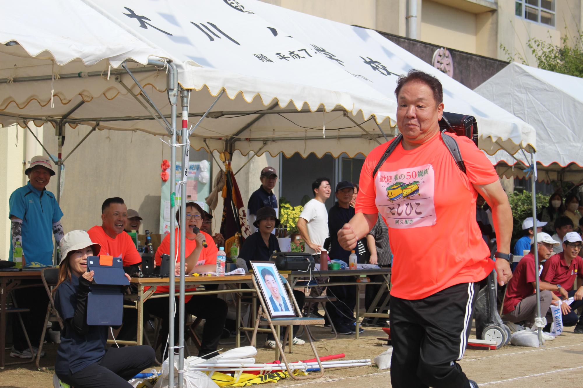 ランドセルを背負いながら走る参加者の写真（その4）