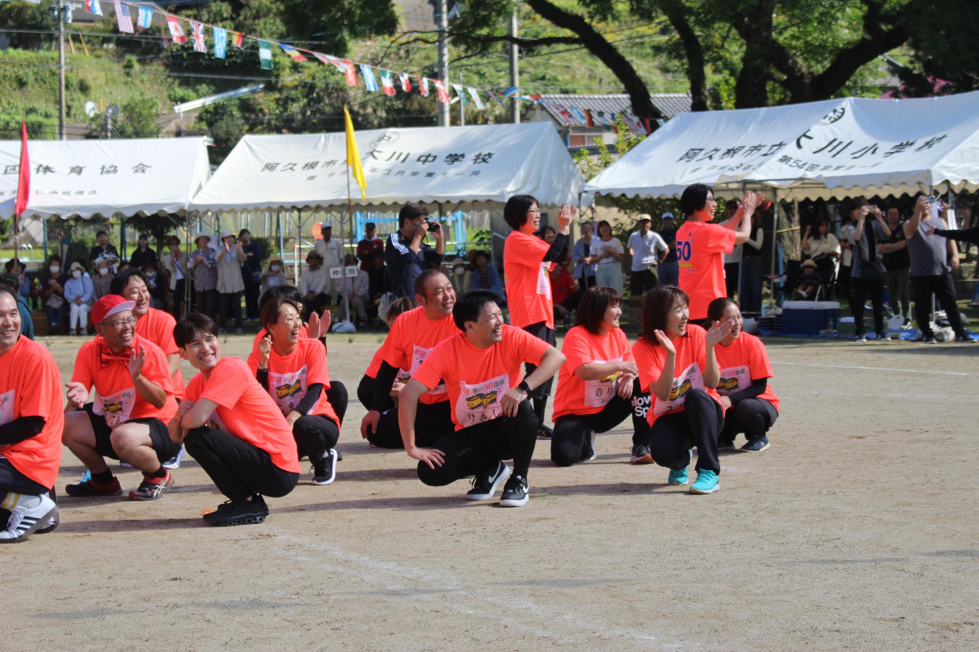 座ってリレーを見守る参加者の写真（その1）