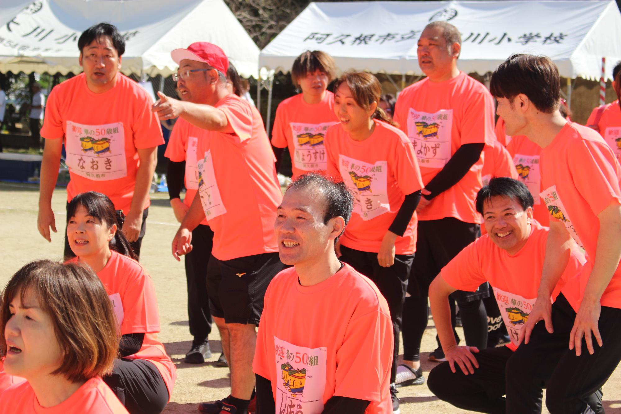 1座ってリレーを見守る参加者の写真（その2）