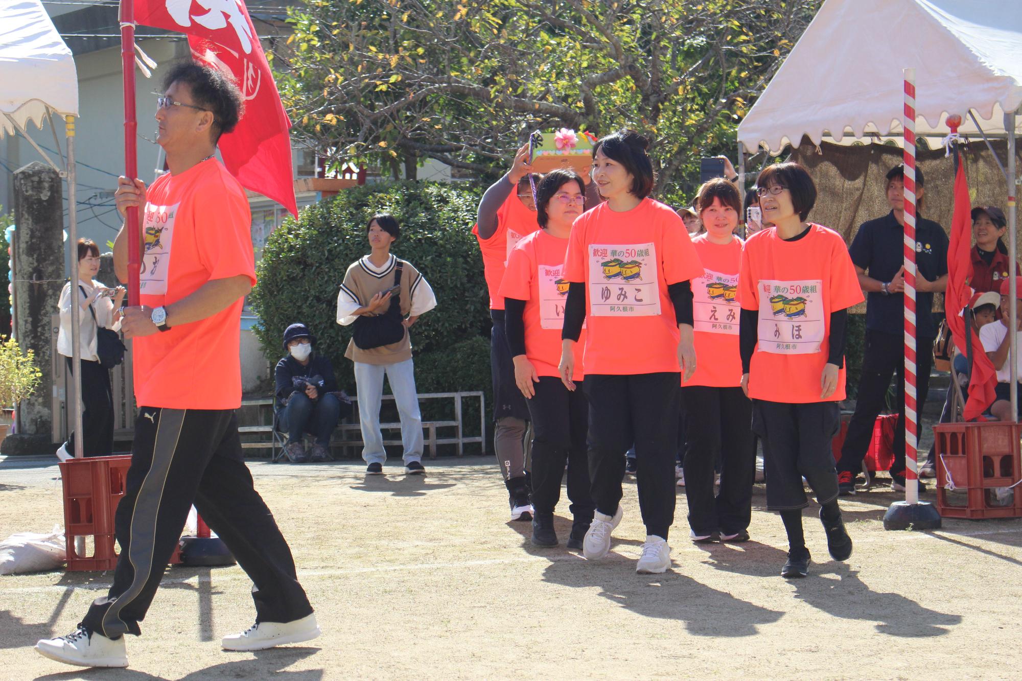 入場行進をする参加者の写真（その1）