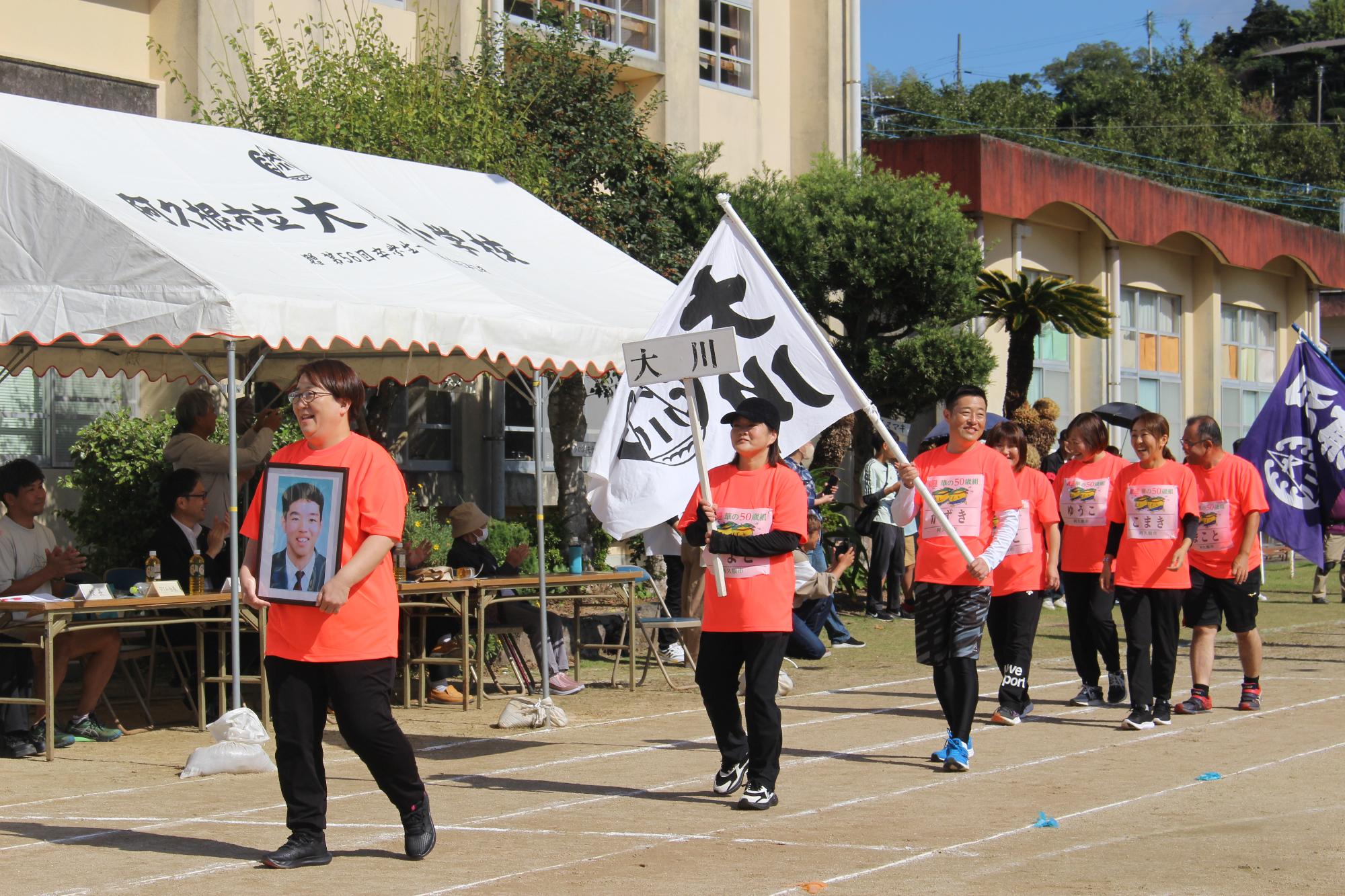 入場行進をする参加者の写真（その2）