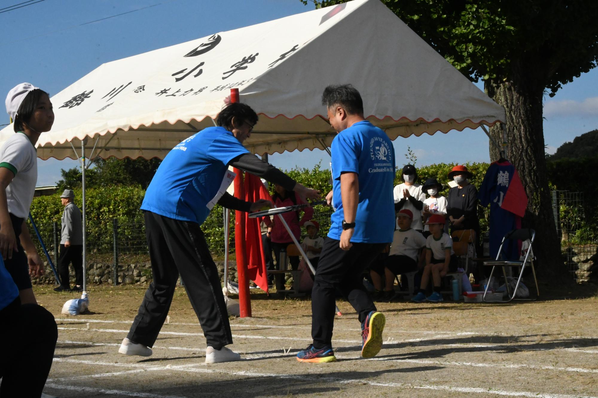 リレーでテニスラケットの面にテニスボールを乗せながら走る参加者の写真（その3）