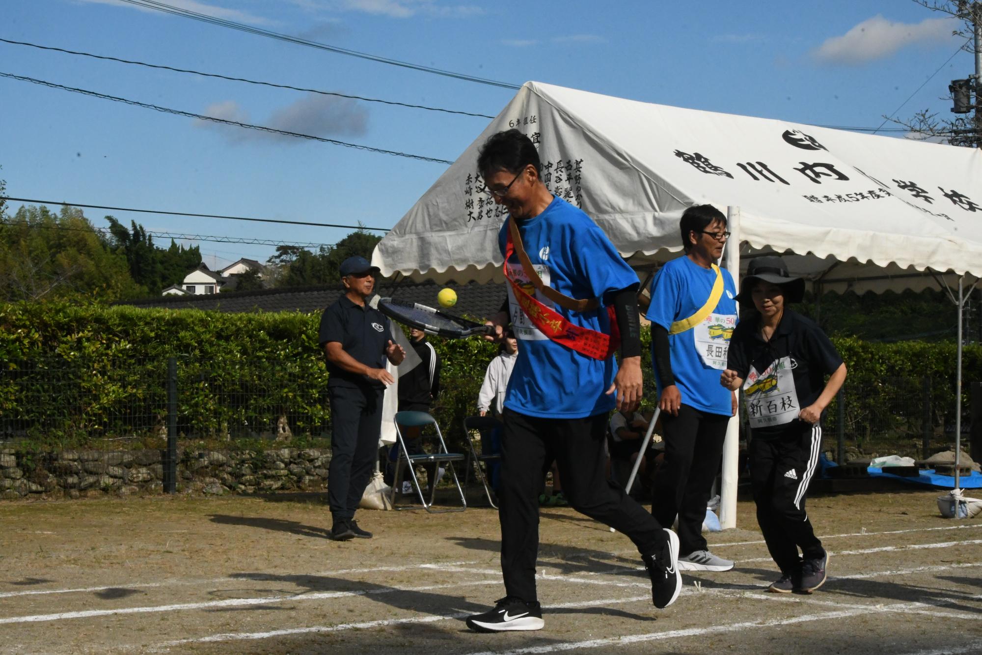 リレーでテニスラケットの面にテニスボールを乗せながら走る参加者の写真（その4）