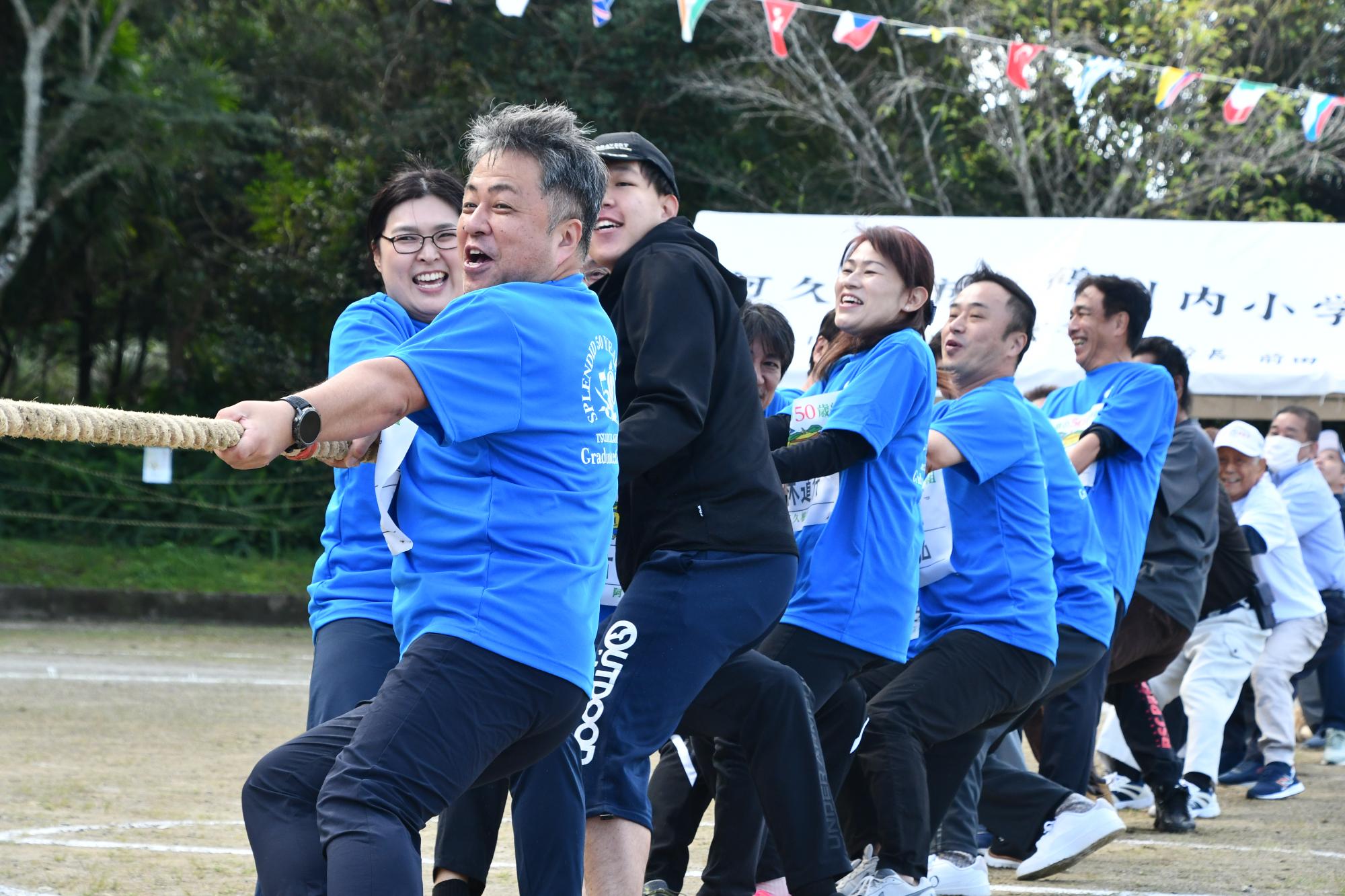 綱引きをする参加者の写真