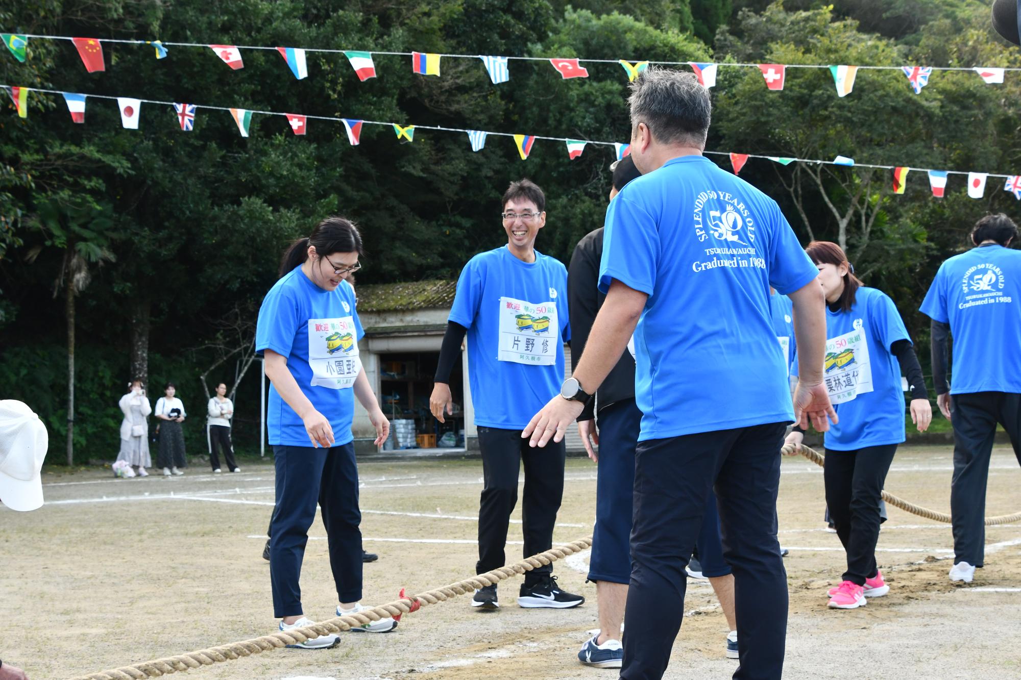 綱引き終了後に笑い合う参加者の写真