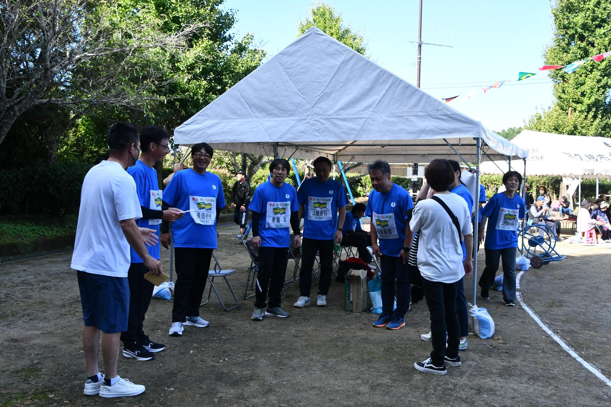 テントのそばで談笑をする参加者の写真