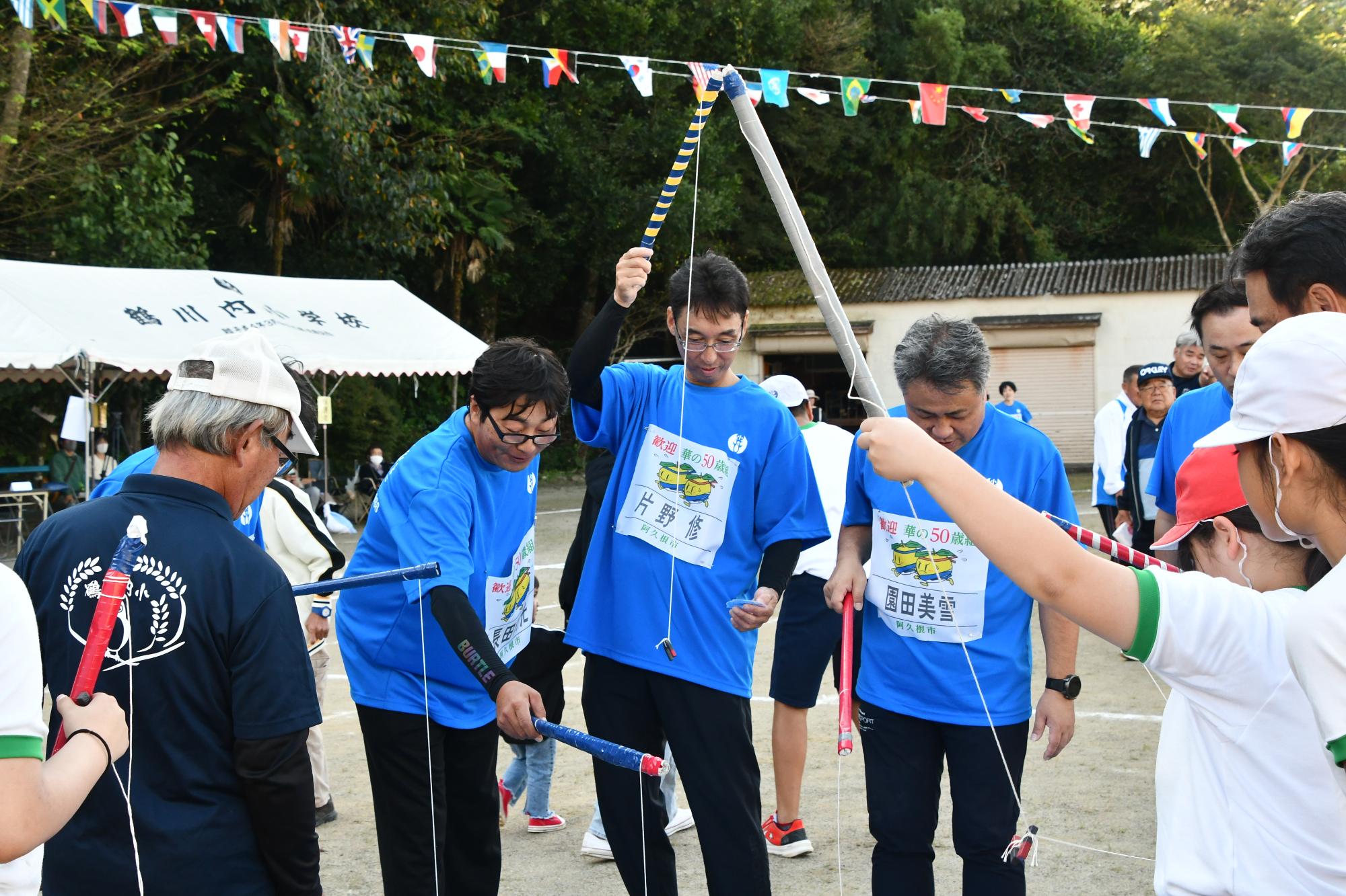 手作りの魚つり競争をする参加者の写真