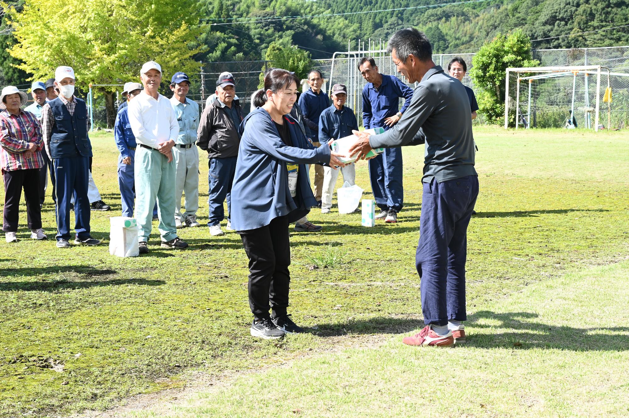 閉会式で地域の方から参加賞をもらう参加者の写真（その2）