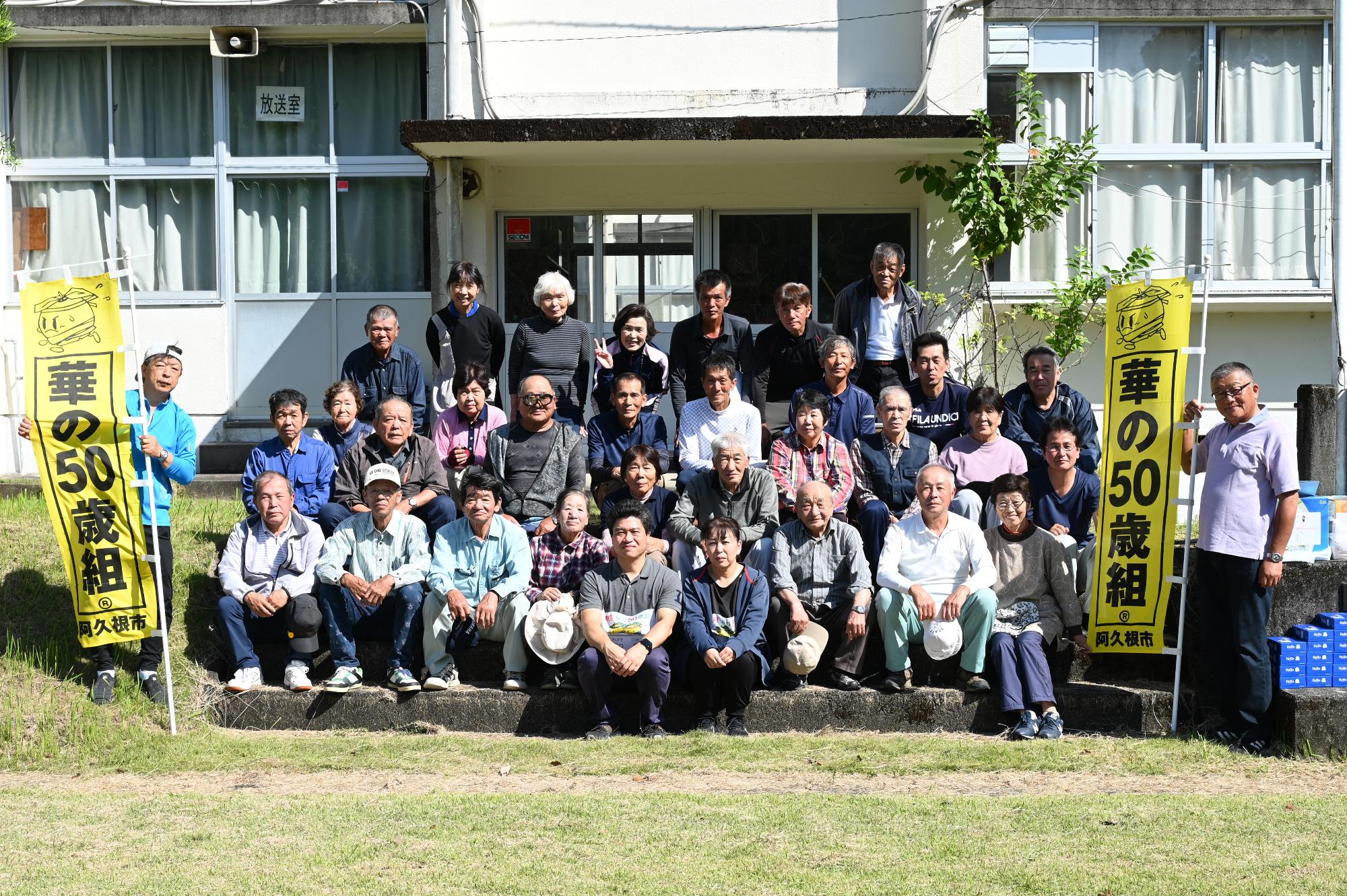 地域の方々と集合写真を撮る参加者の写真