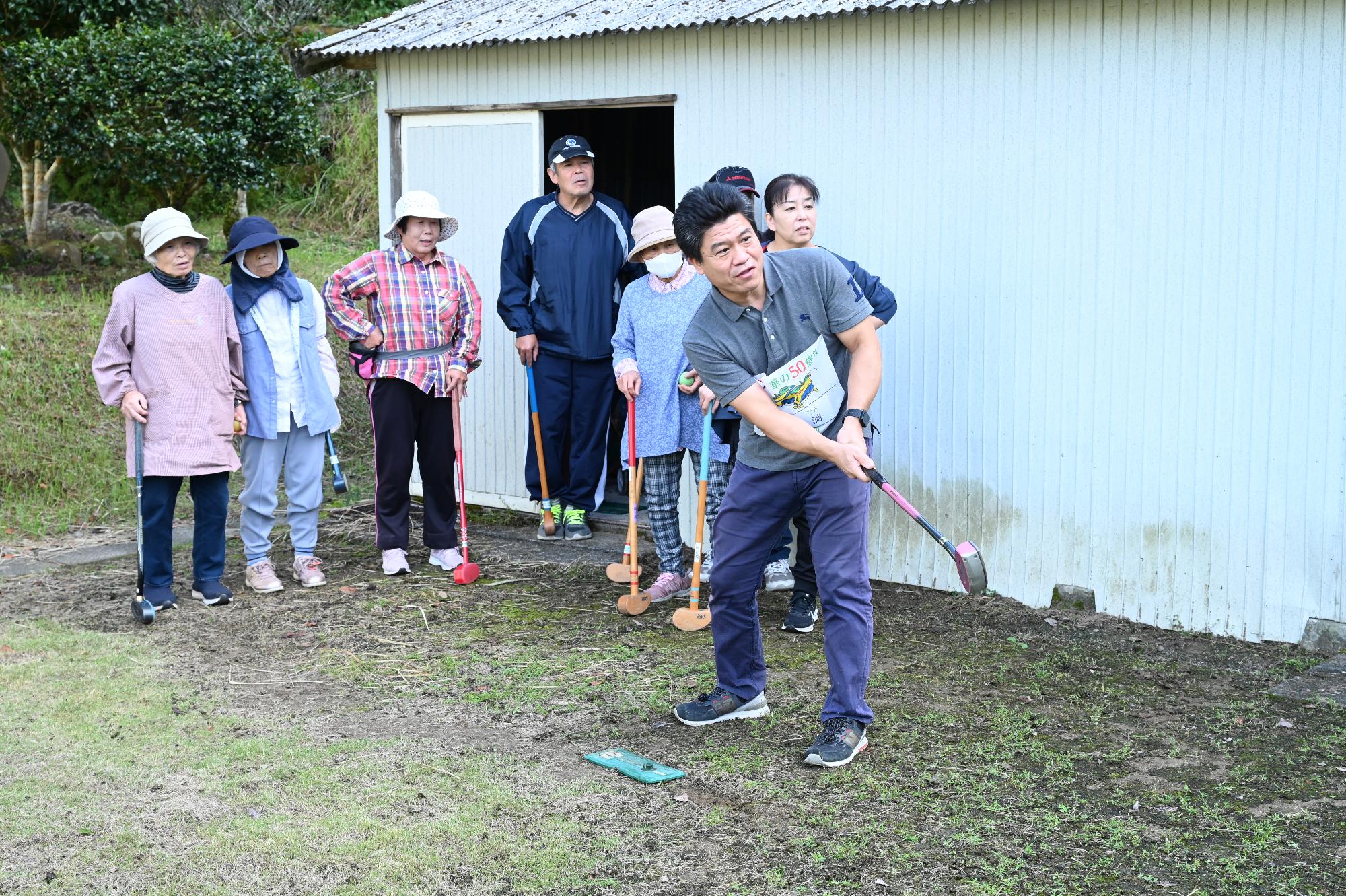 地域の方々とグランドゴルフを楽しむ参加者の写真（その1）