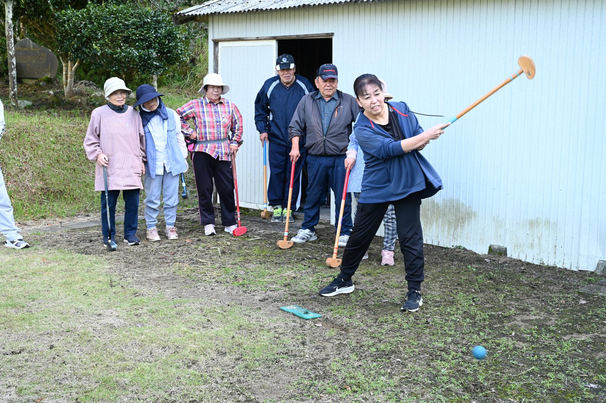 地域の方々とグランドゴルフを楽しむ参加者の写真（その2）