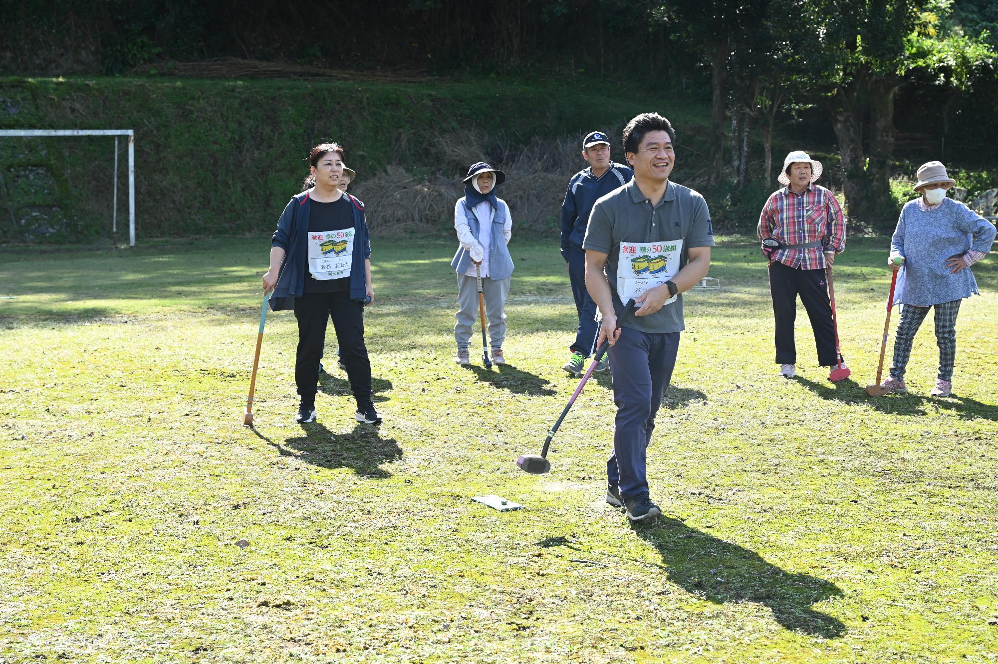 地域の方々とグランドゴルフを楽しむ参加者の写真（その3）