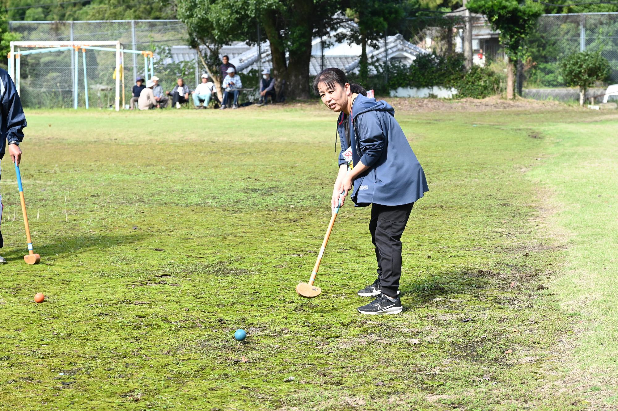 ホールを狙ってボールを打つ参加者の写真（その1）