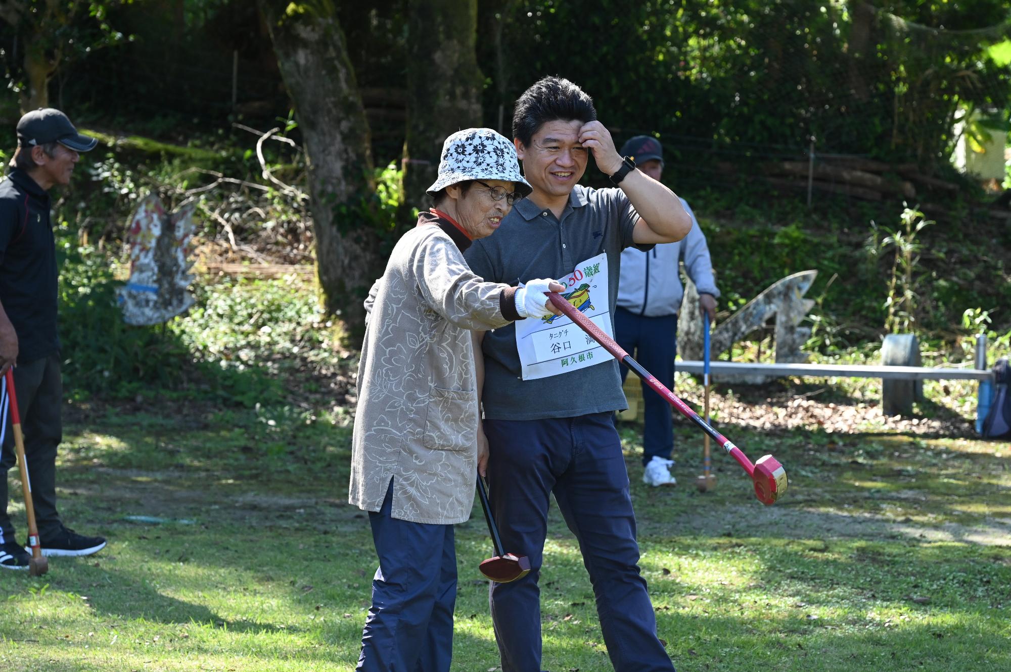 地域の方にアドバイスをもらう参加者の写真