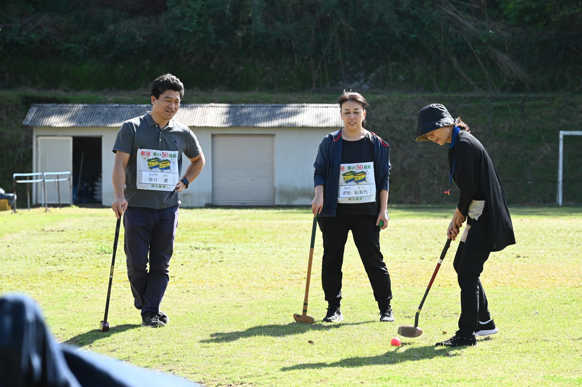 他の人のショットを笑顔で見守る参加者の写真（その2）