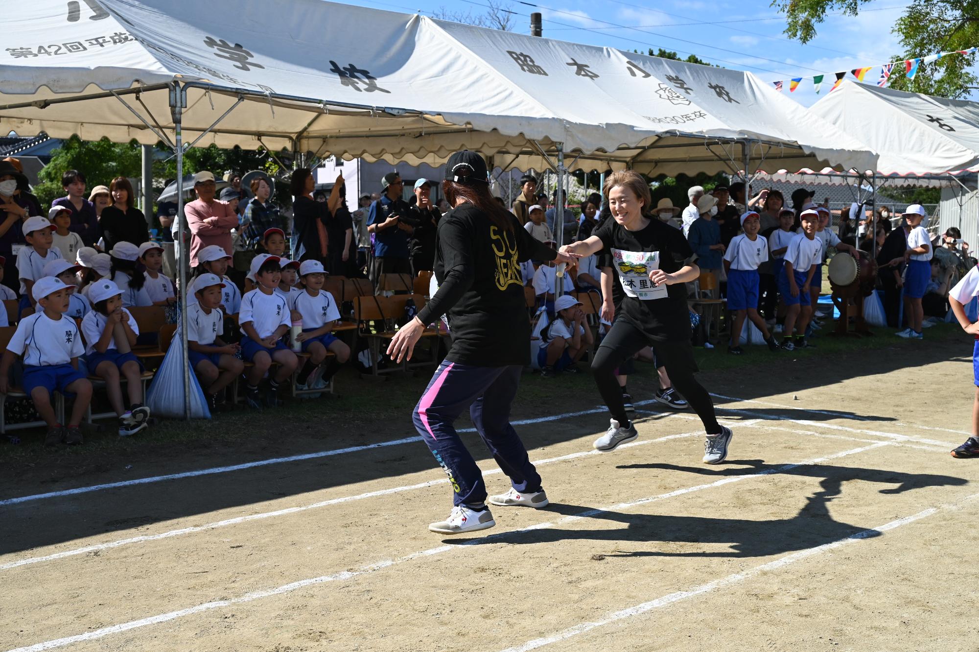 リレーでバトンをつなぐ参加者の写真（その3）