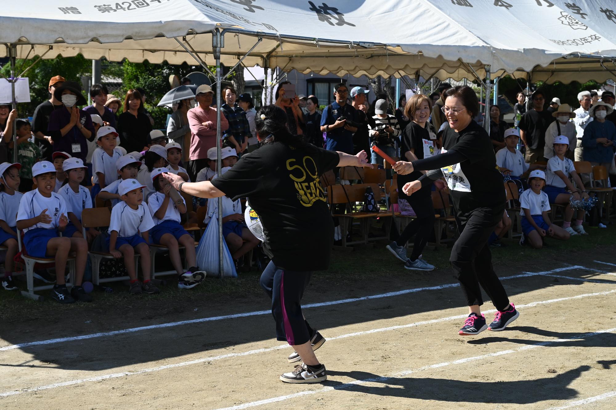 リレーでバトンをつなぐ参加者の写真（その4）