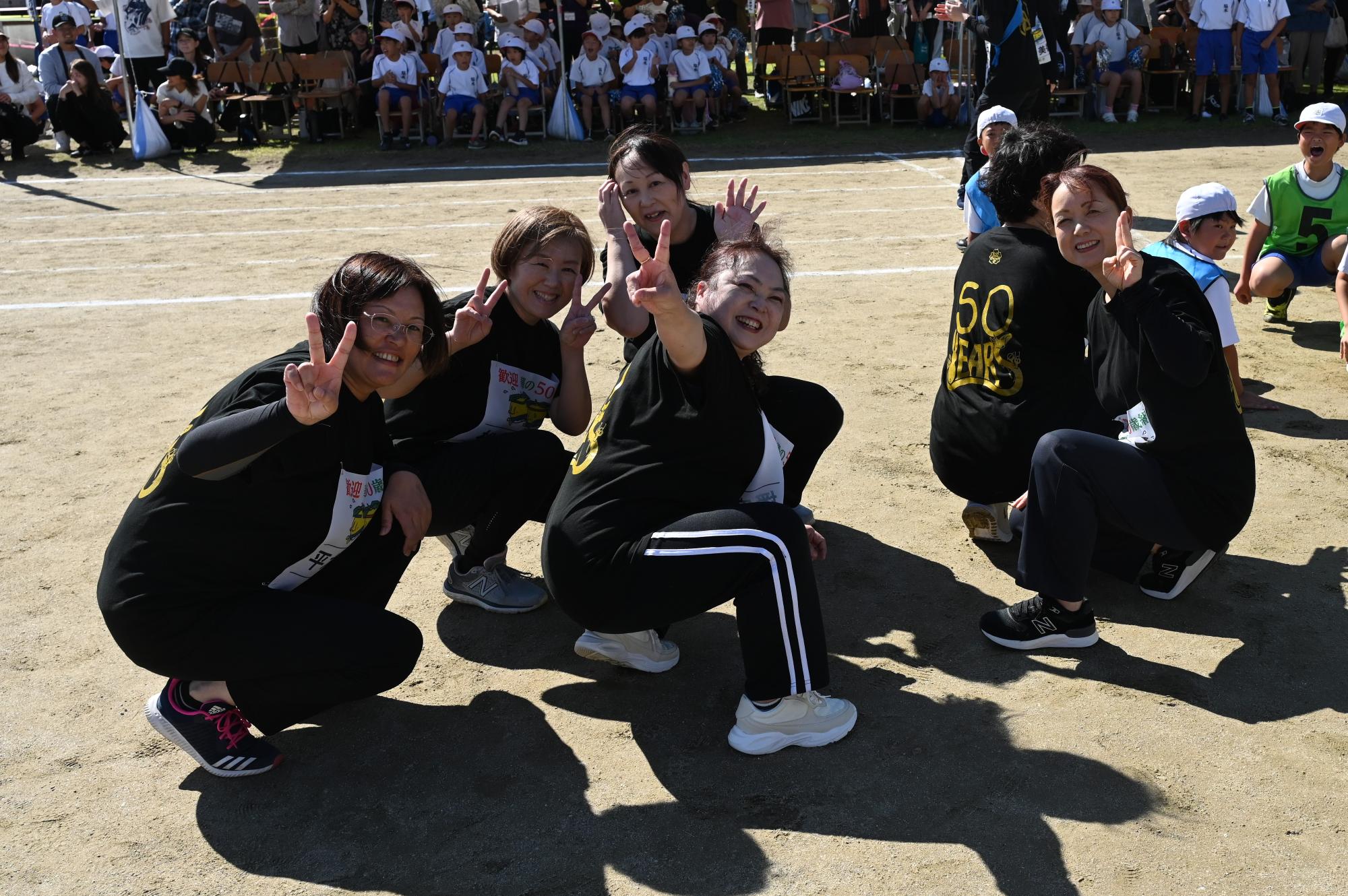 カメラに向かってピースをするリレー後の参加者の写真（その1）