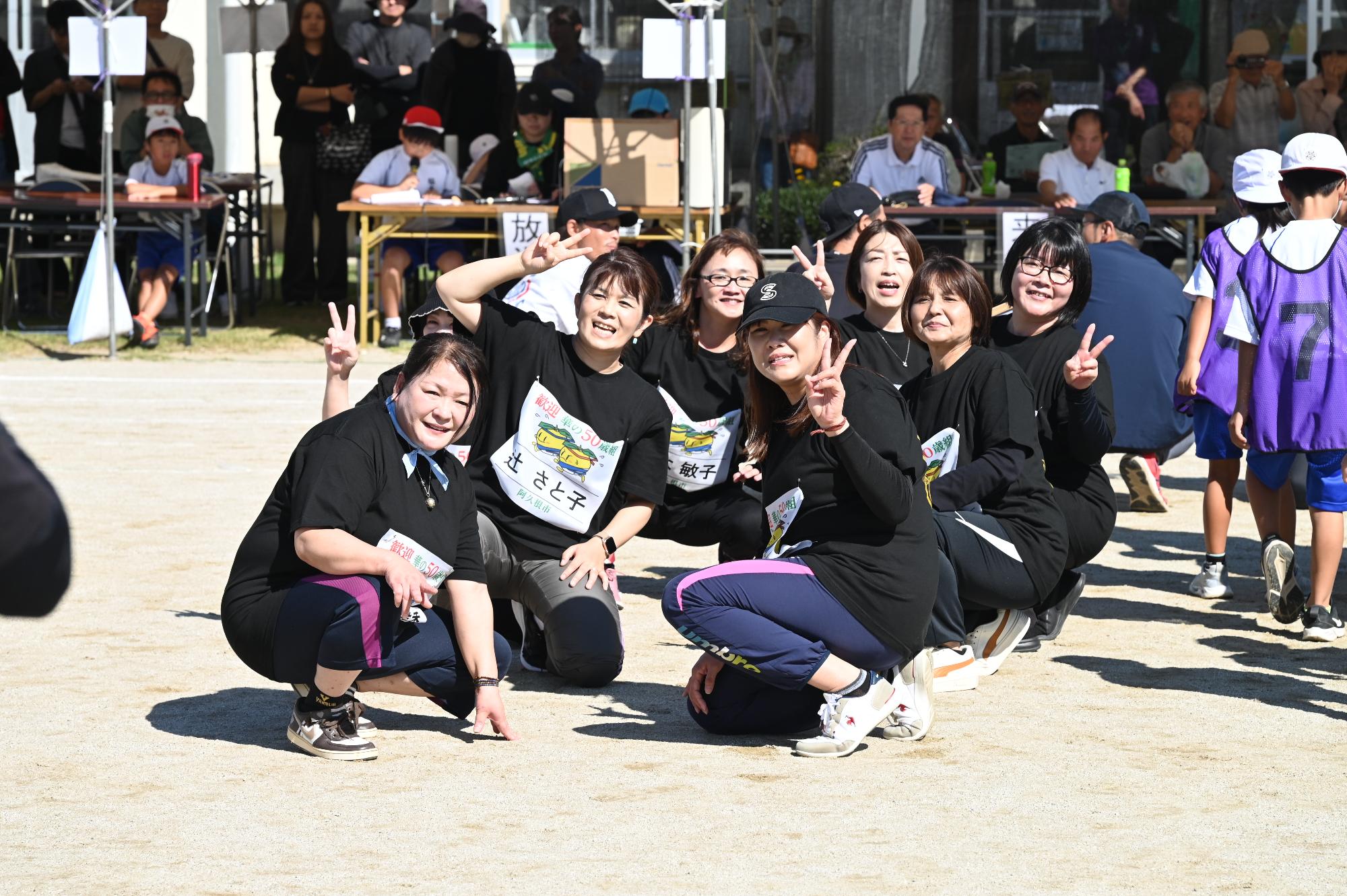 カメラに向かってピースをするリレー後の参加者の写真（その2）