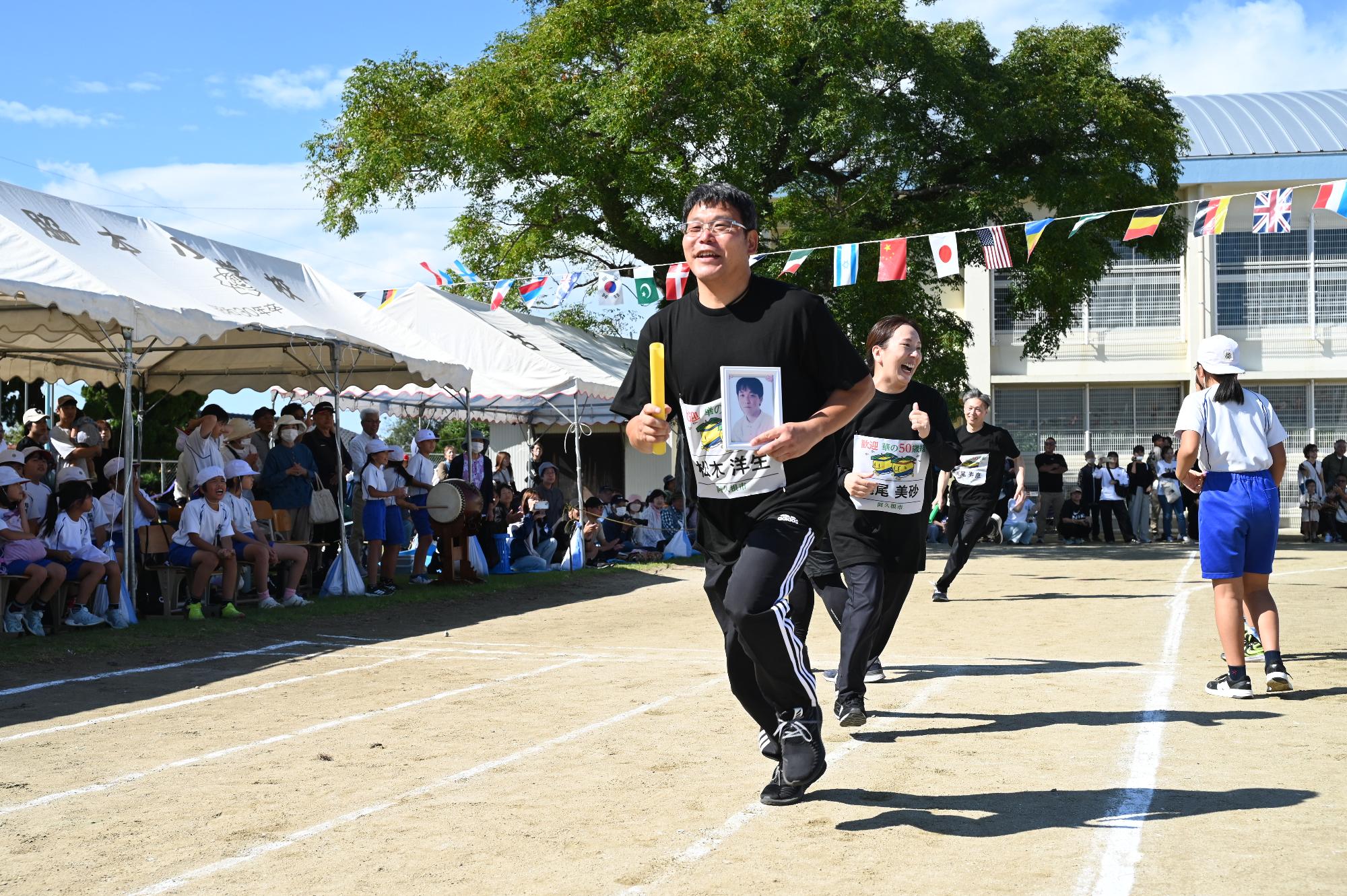 リレーでバトンをつなぐ参加者の写真（その6）