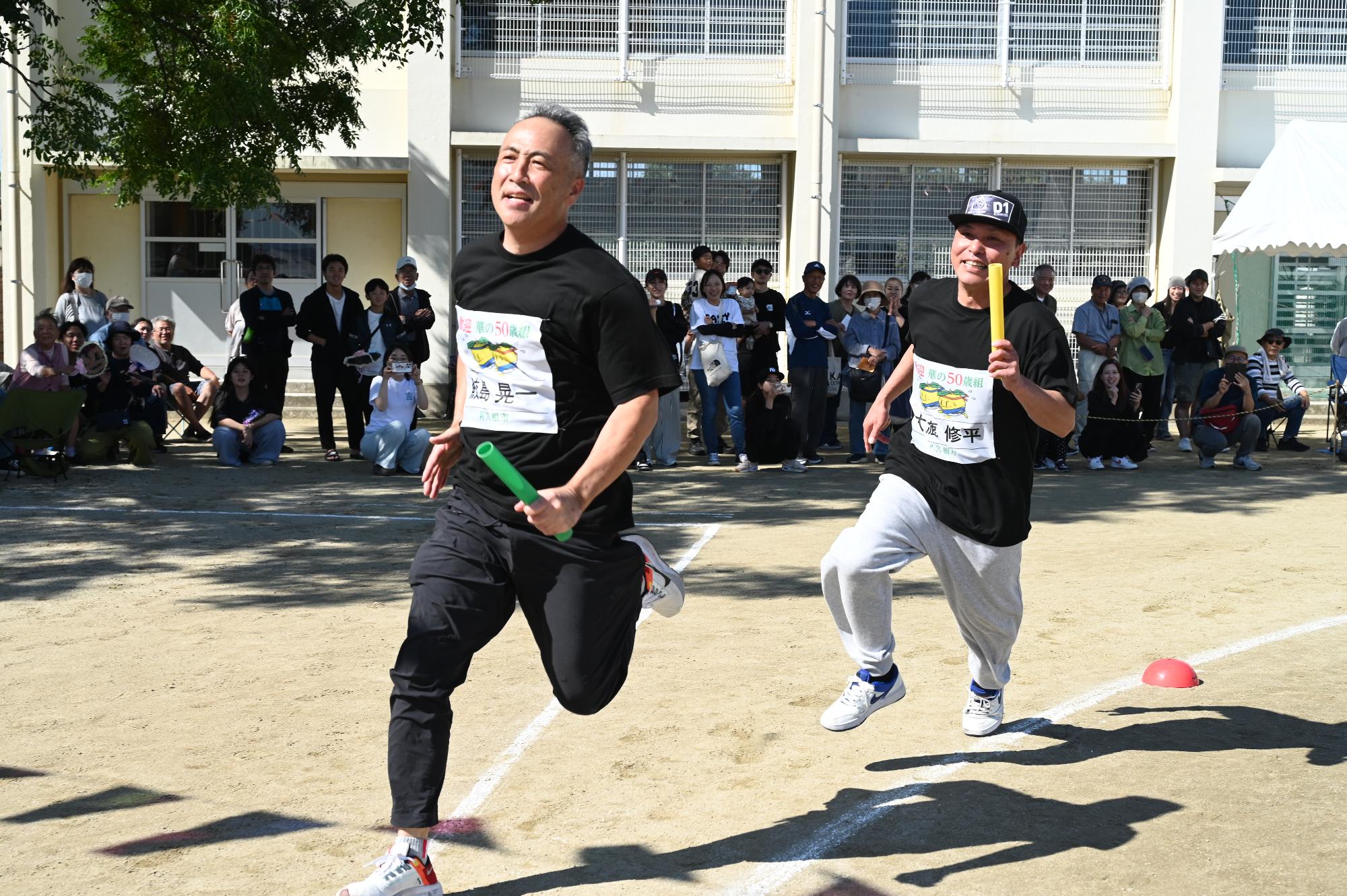 リレーで競い合う参加者の写真