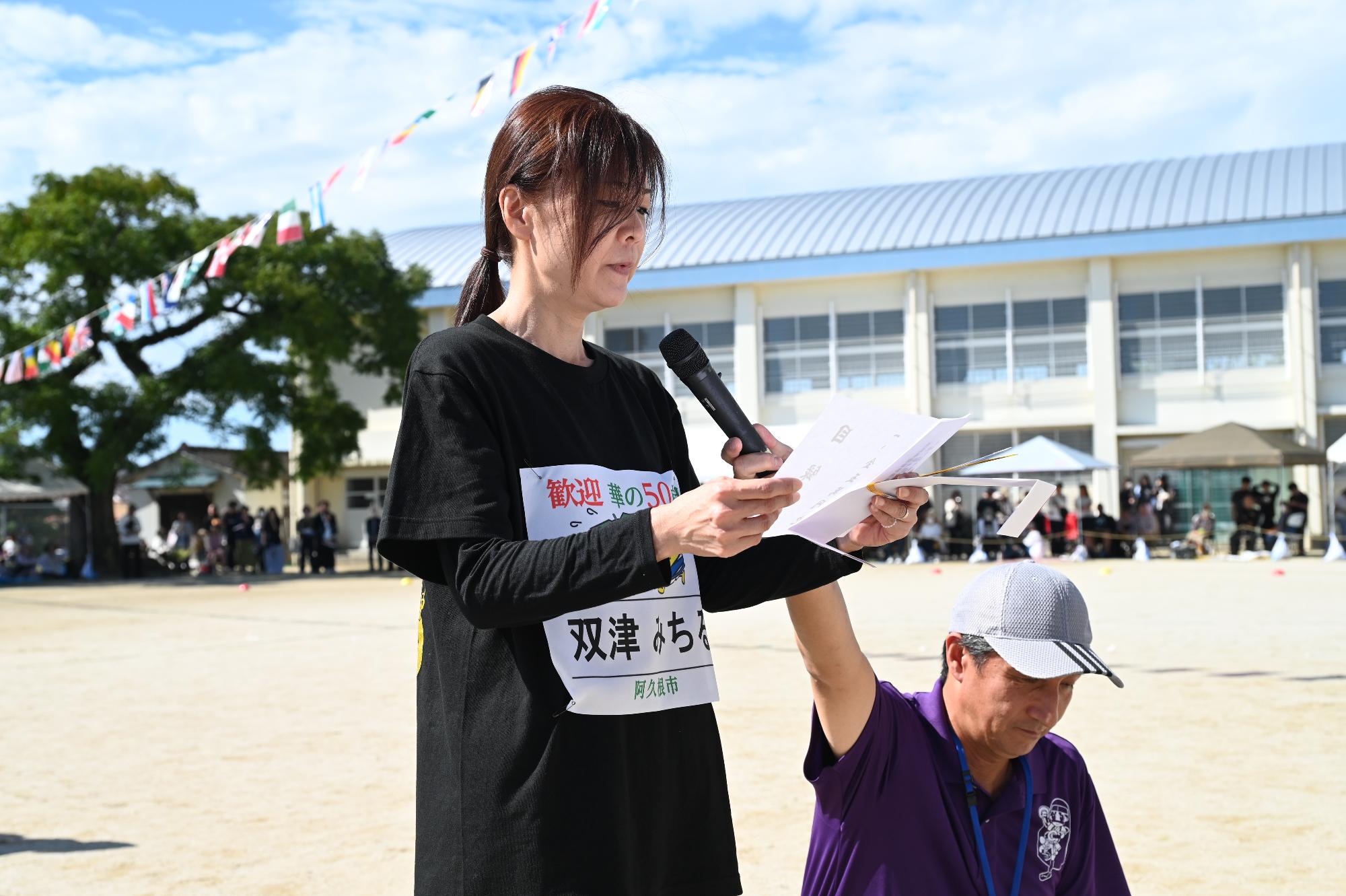 華の50歳組で当時の先生へあいさつをする参加者の写真