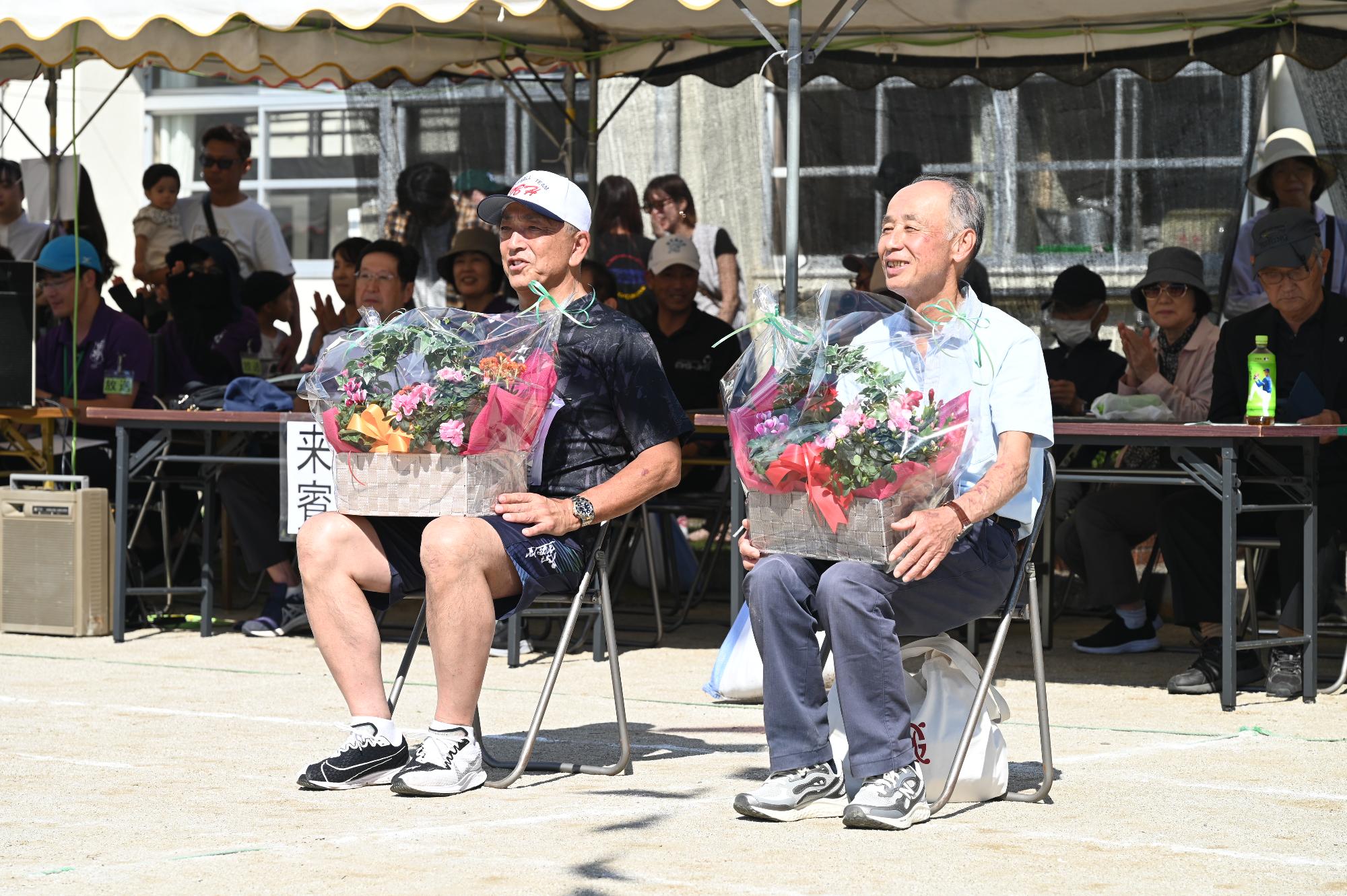花束贈呈後に椅子に座る当時の先生方の写真