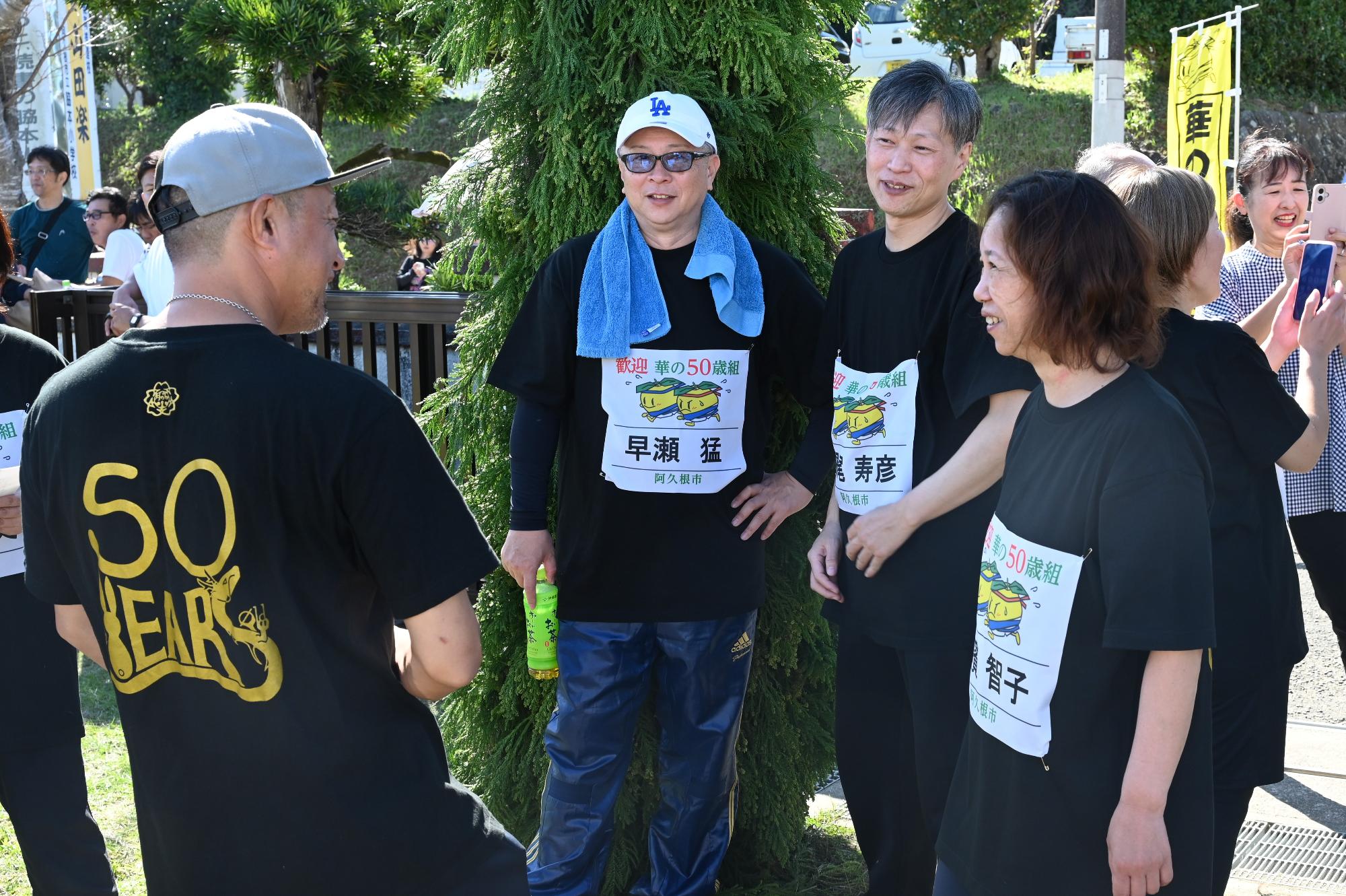 入場前に談笑をする参加者の写真