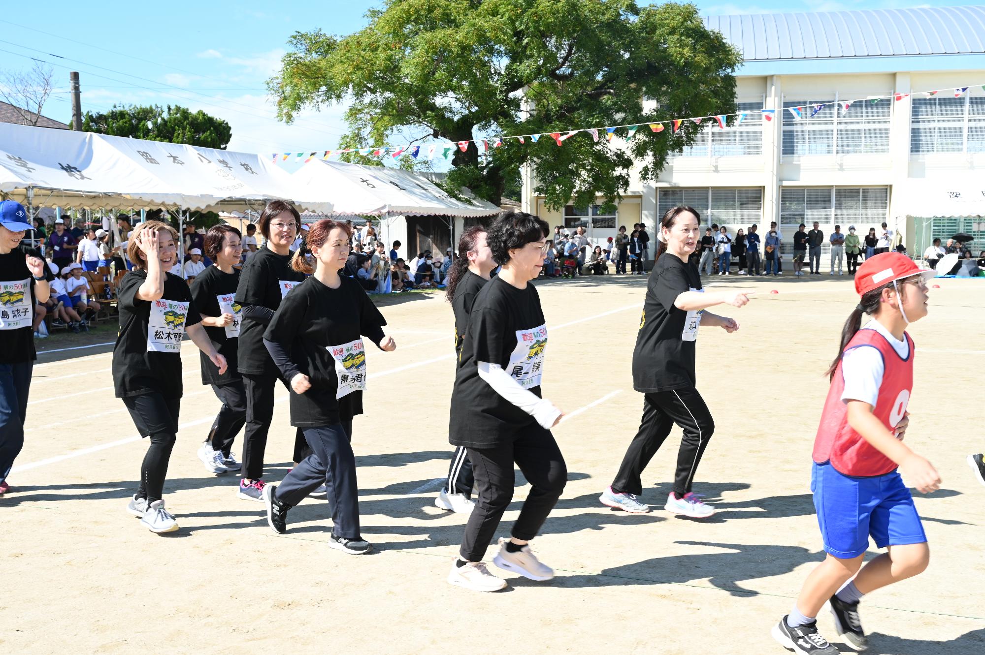 リレーで走るため入場する参加者の写真（その1）