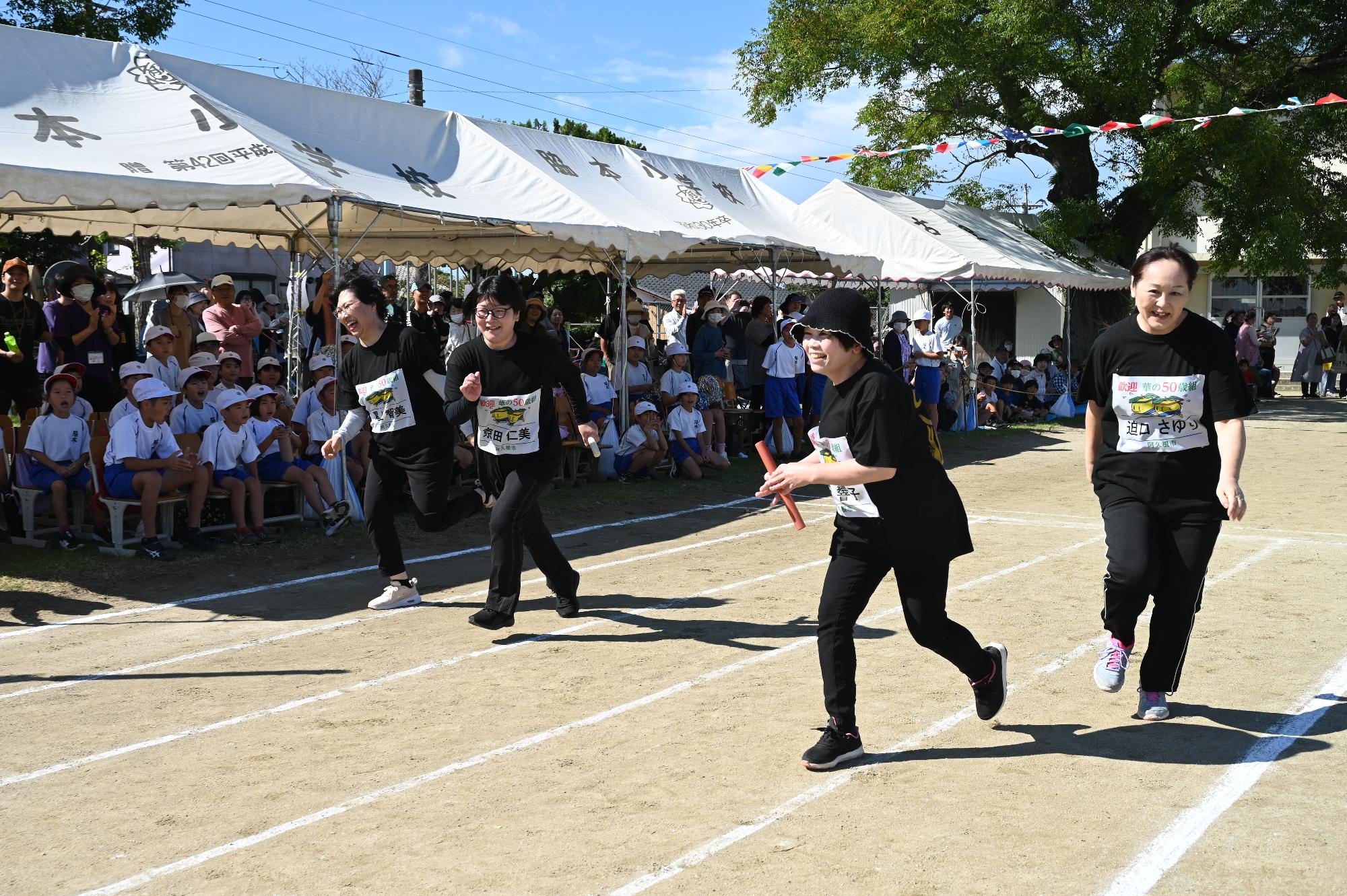 リレーでバトンをつなぐ参加者の写真（その1）