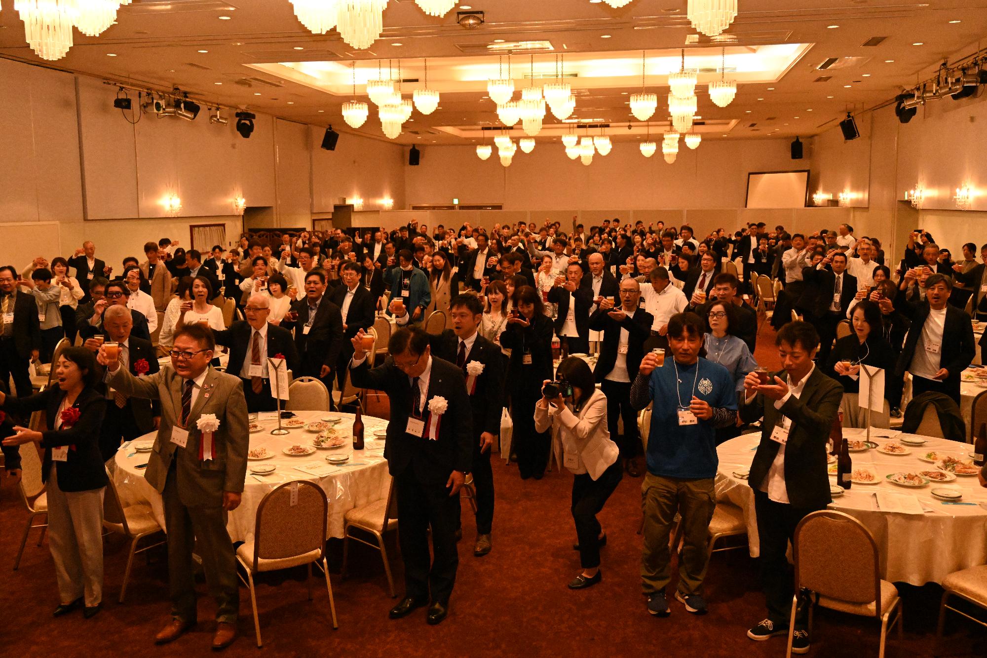 乾杯をする参加者たちの写真