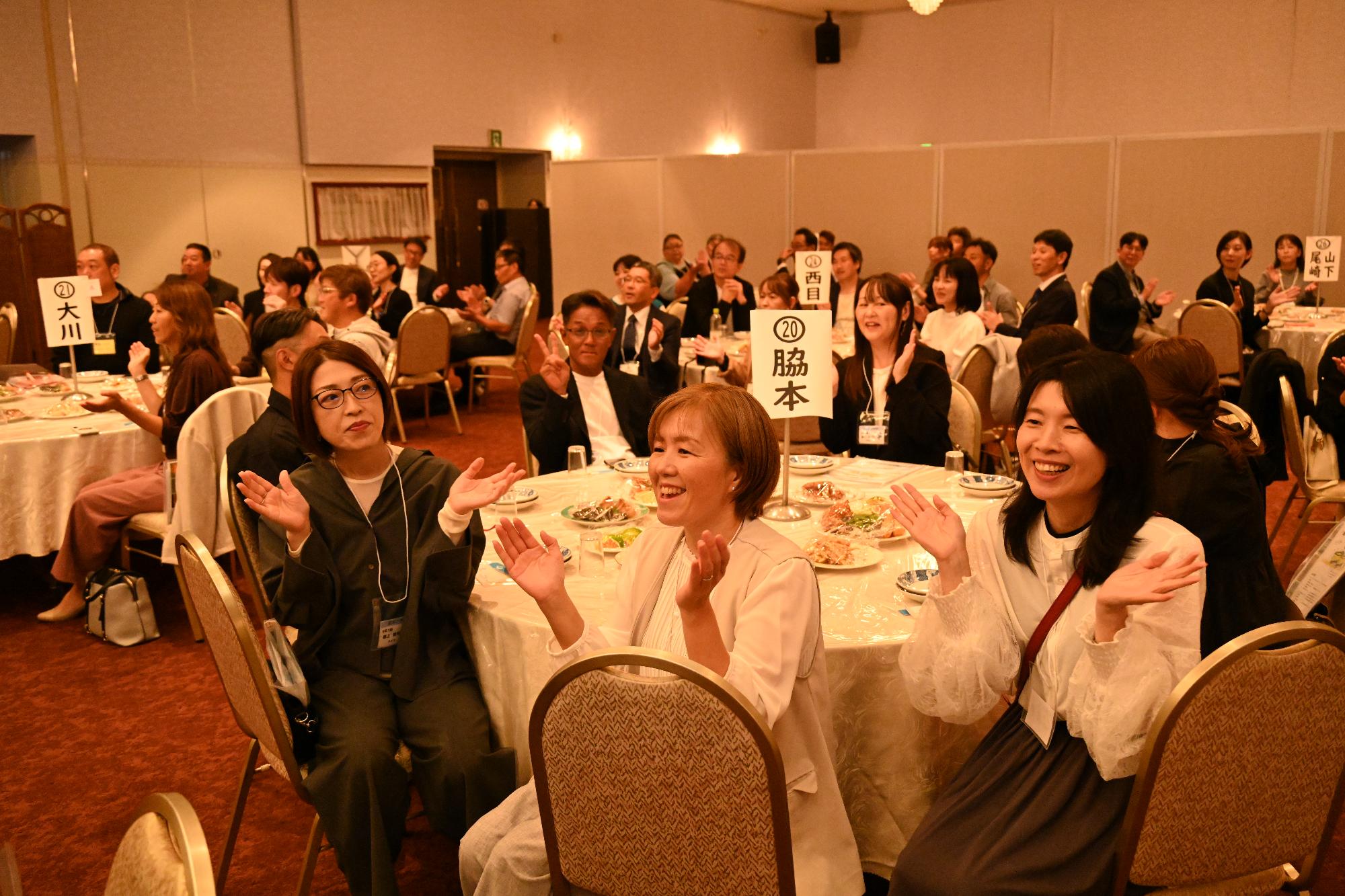 手拍子をする脇本小出身の参加者たちの写真