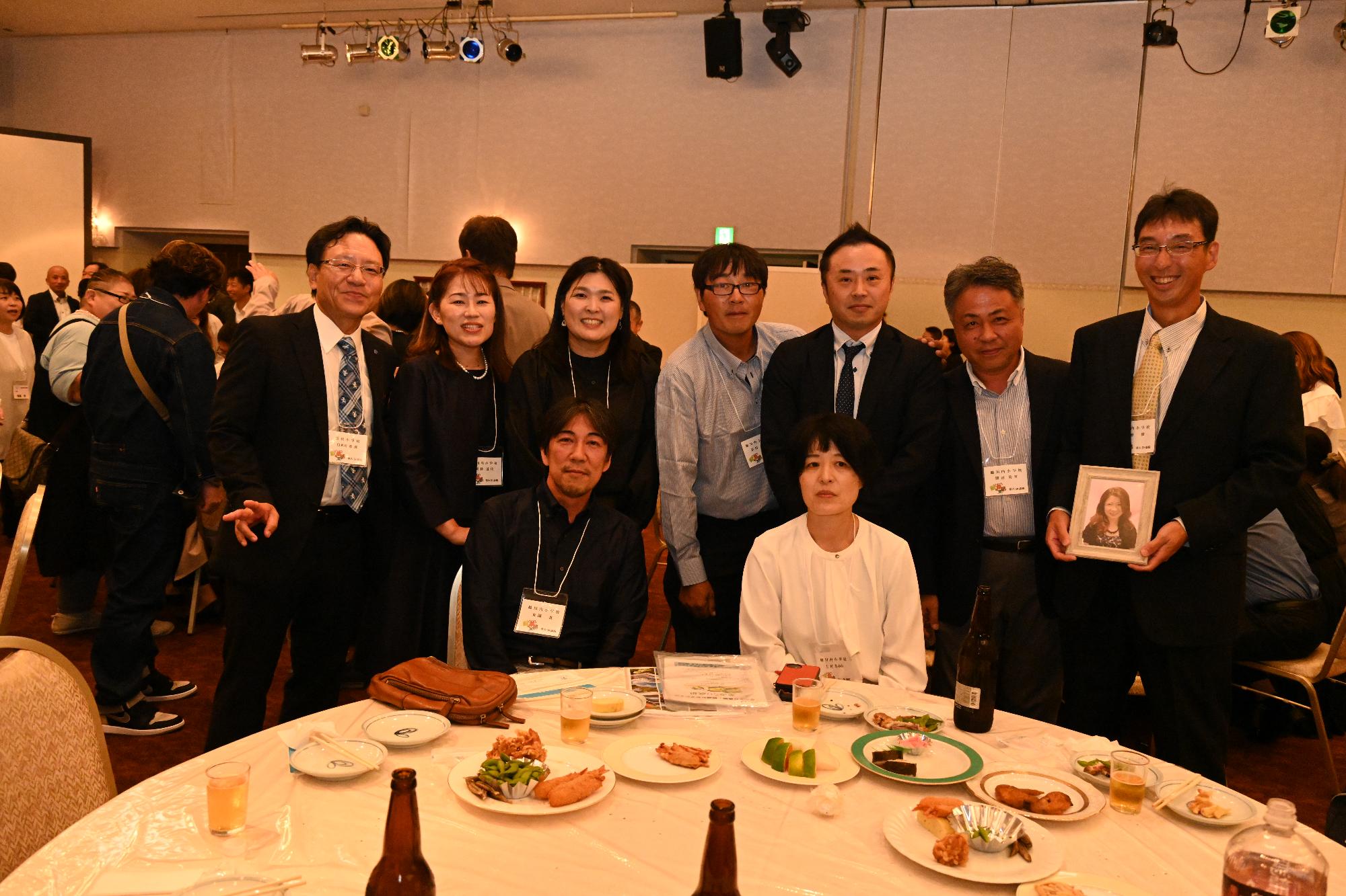 テーブルを囲む鶴川内小出身の男女9人の写真