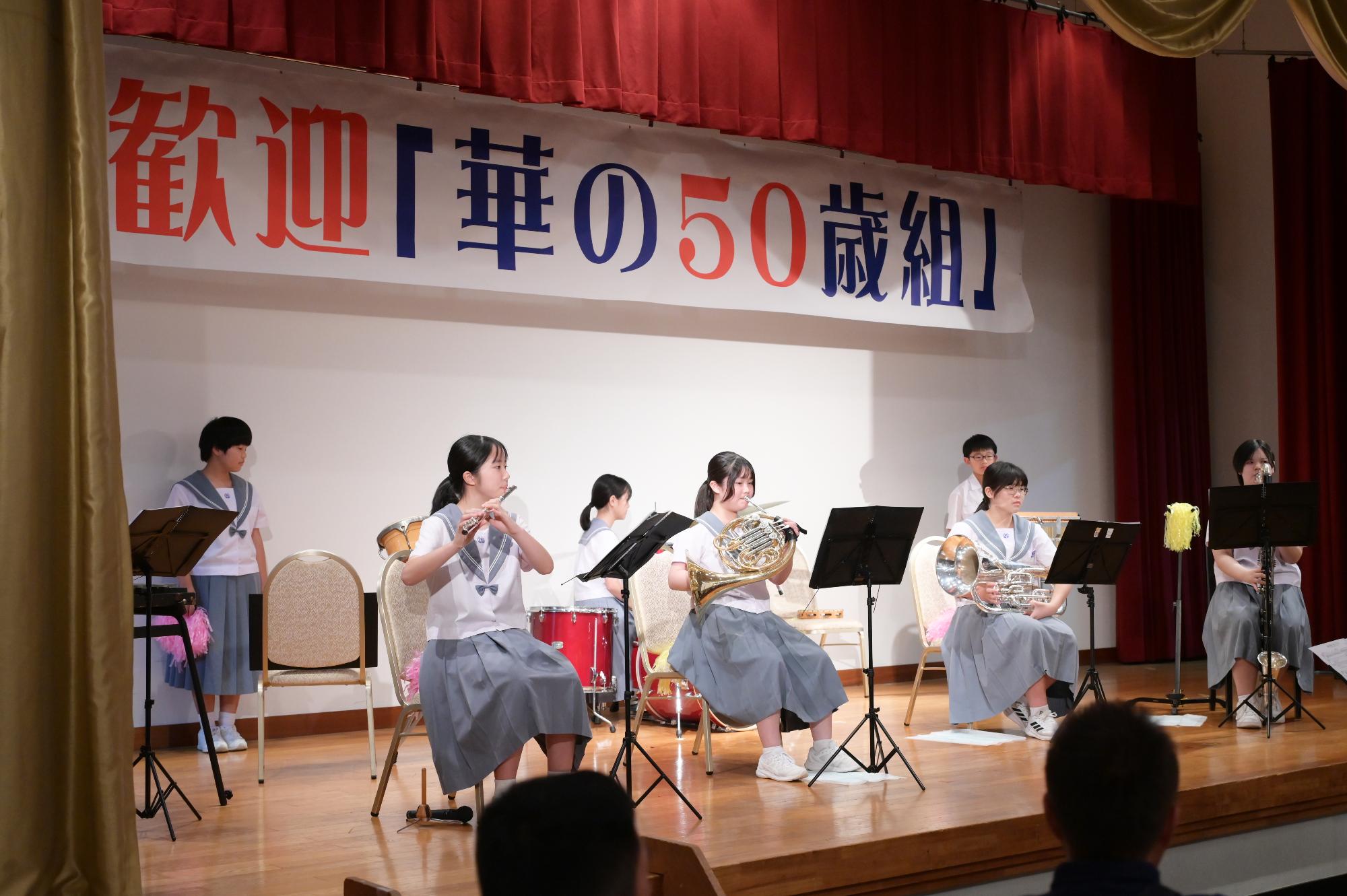 阿久根中吹奏楽部8人が演奏している様子
