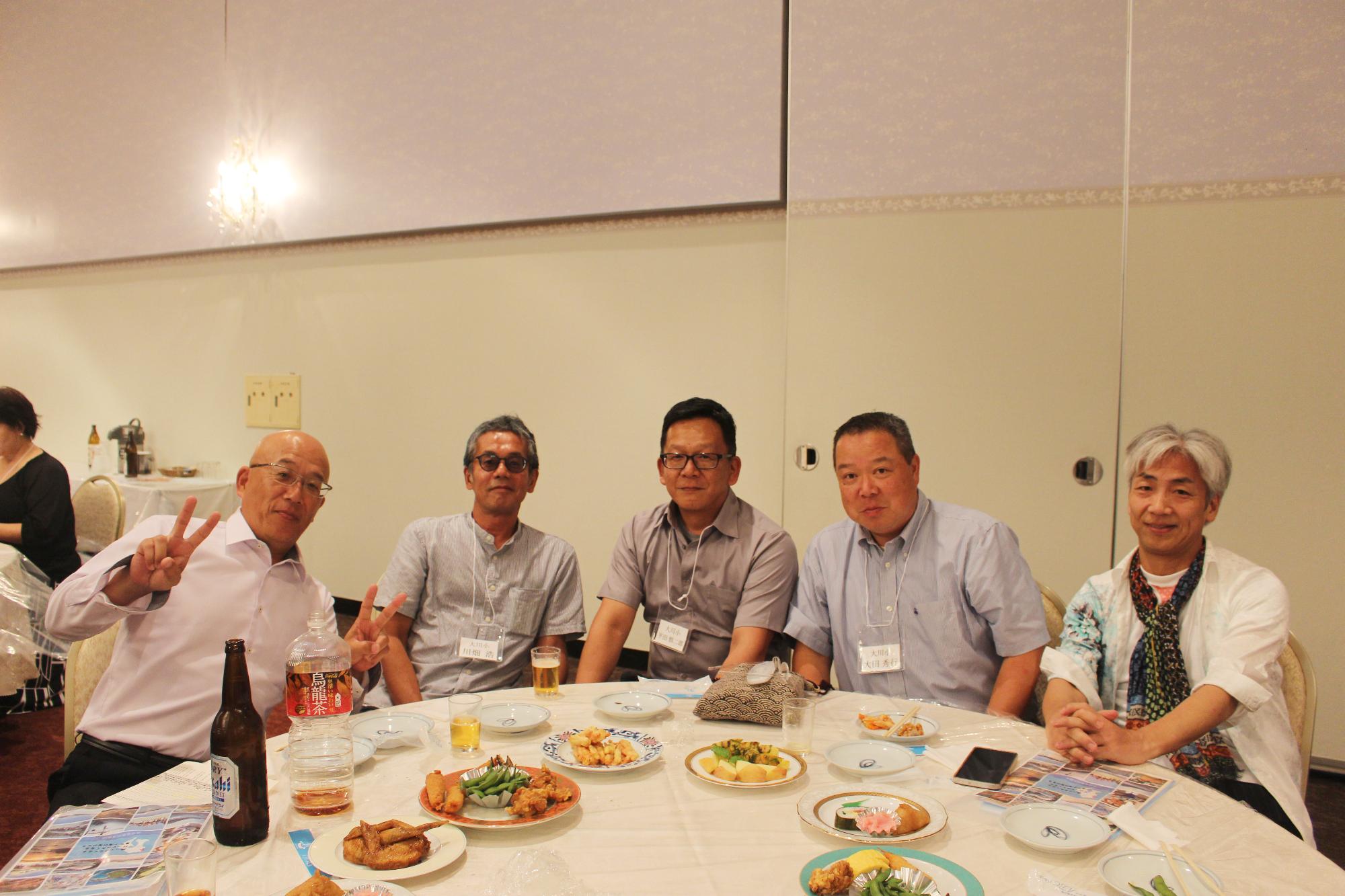 大川小出身の参加者たちの写真（テーブルを囲む5人の男性）