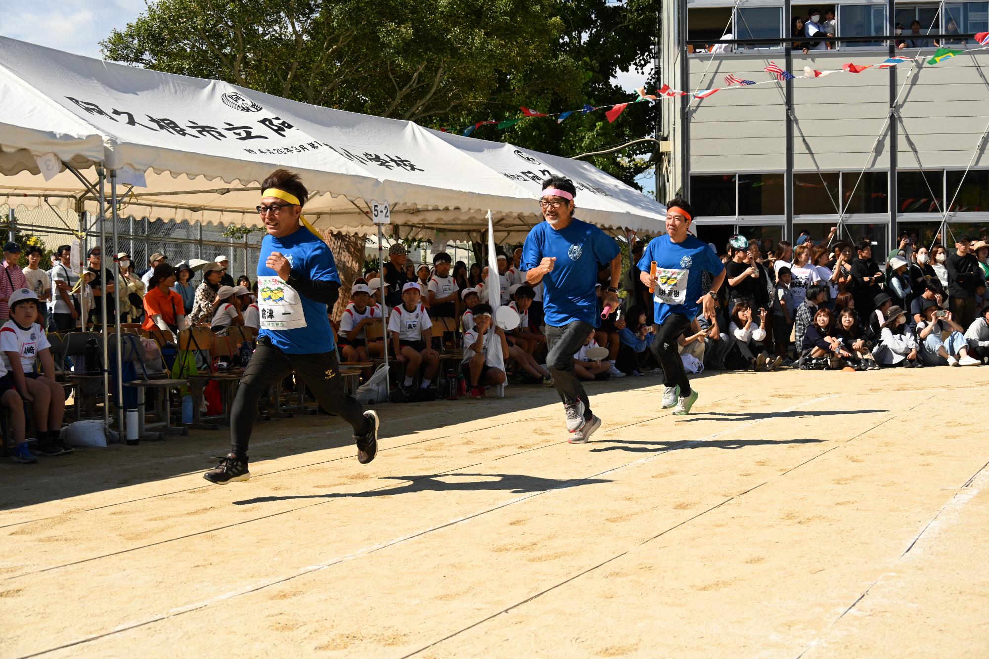 リレーで走る阿久根小学校華の50歳組の写真（その2）