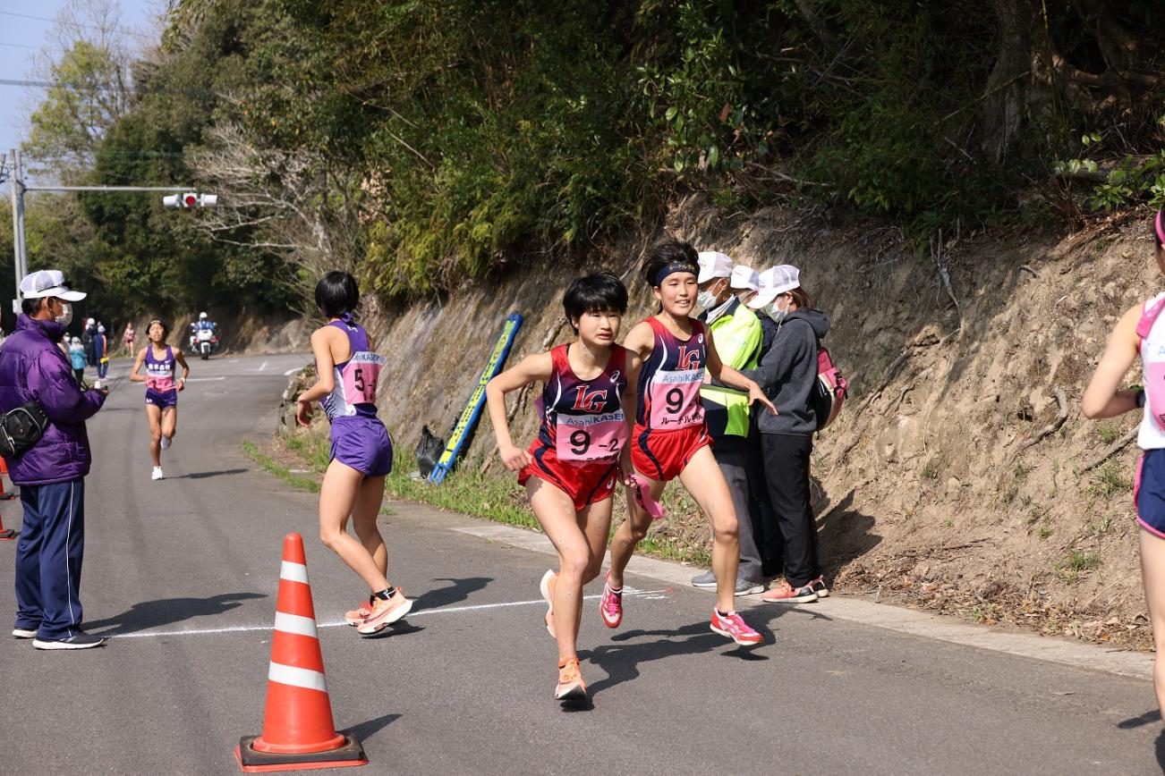 中継所で襷を繋ぐ女子選手たちの写真