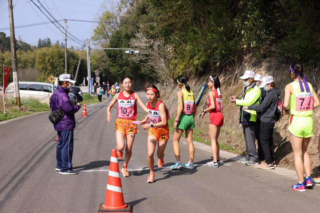 中継所で襷を繋ぐ女子選手たちの写真