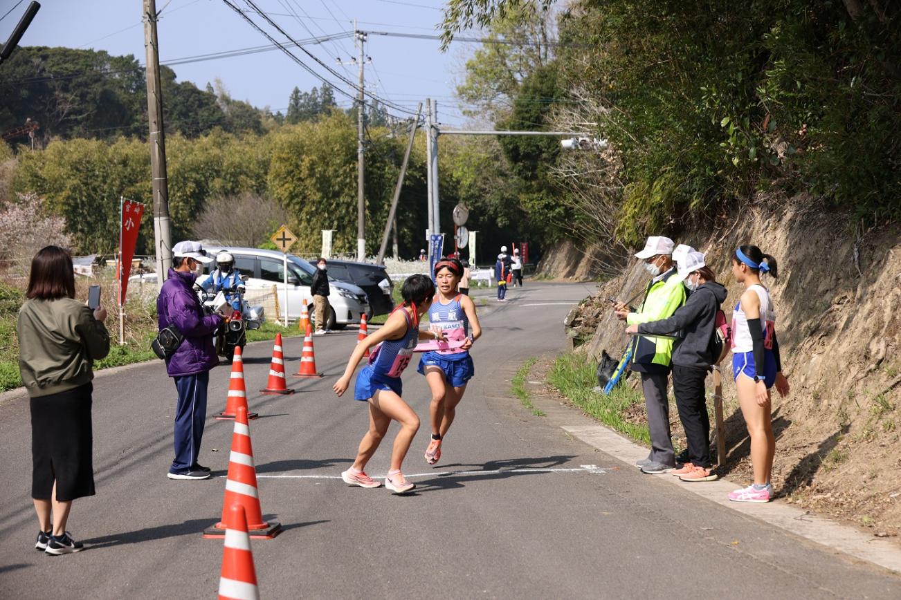 中継所で襷を繋ぐ女子選手たちの写真