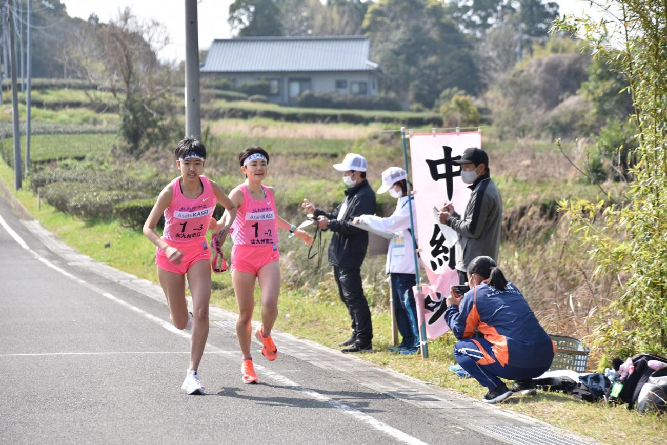 中継所で襷を繋ぐ女子選手たちの写真