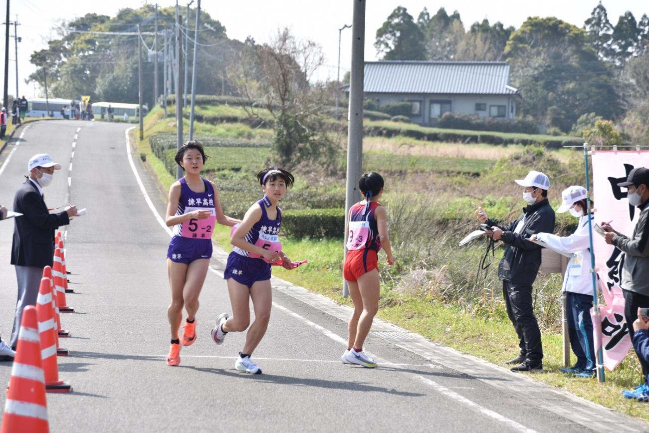 中継所で襷を繋ぐ女子選手たちの写真