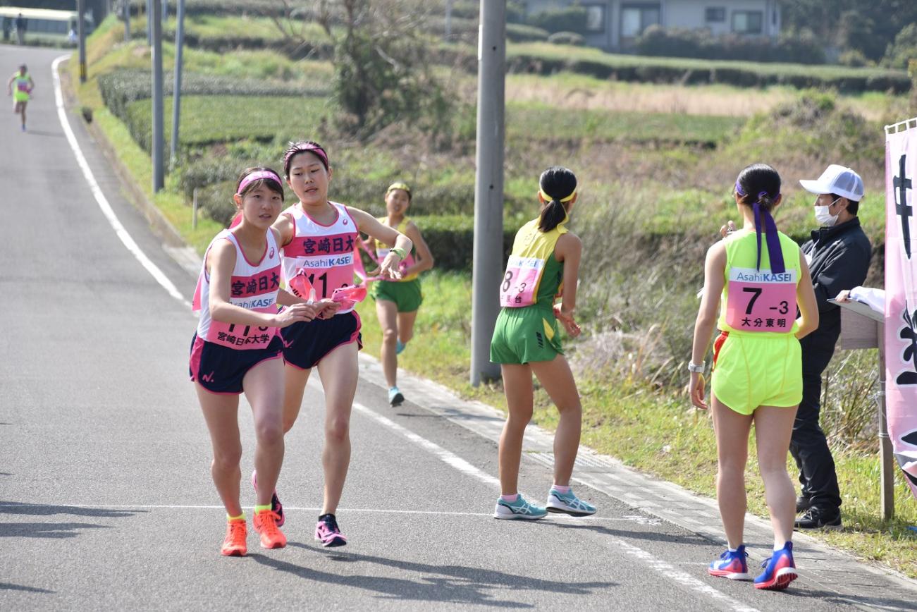 中継所で襷を繋ぐ女子選手たちの写真