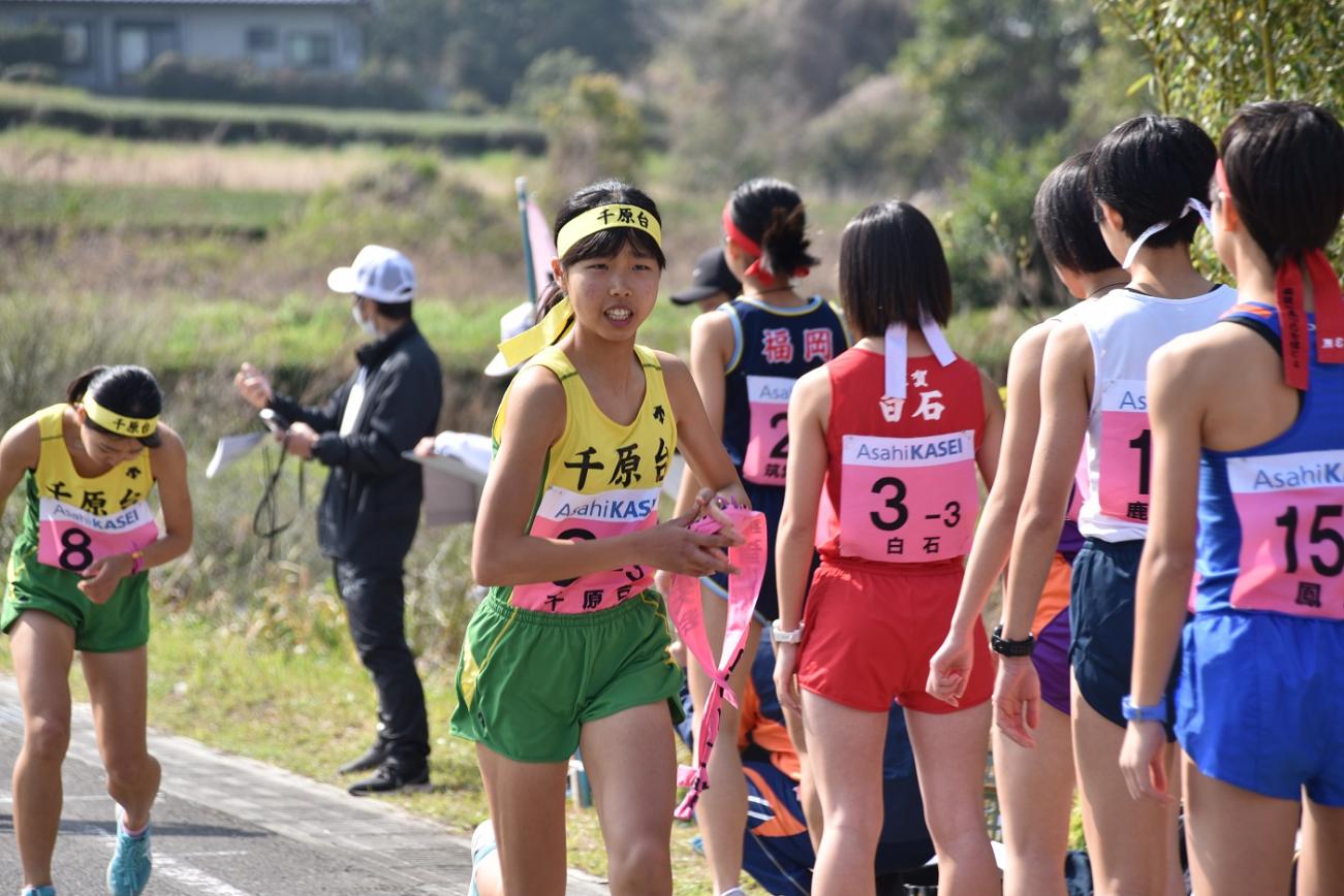 中継所で襷を繋ぐ女子選手たちの写真