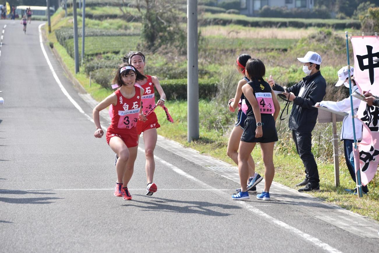 中継所で襷を繋ぐ女子選手たちの写真