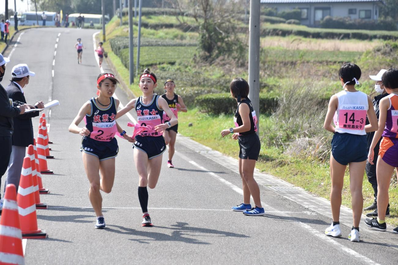 中継所で襷を繋ぐ女子選手たちの写真