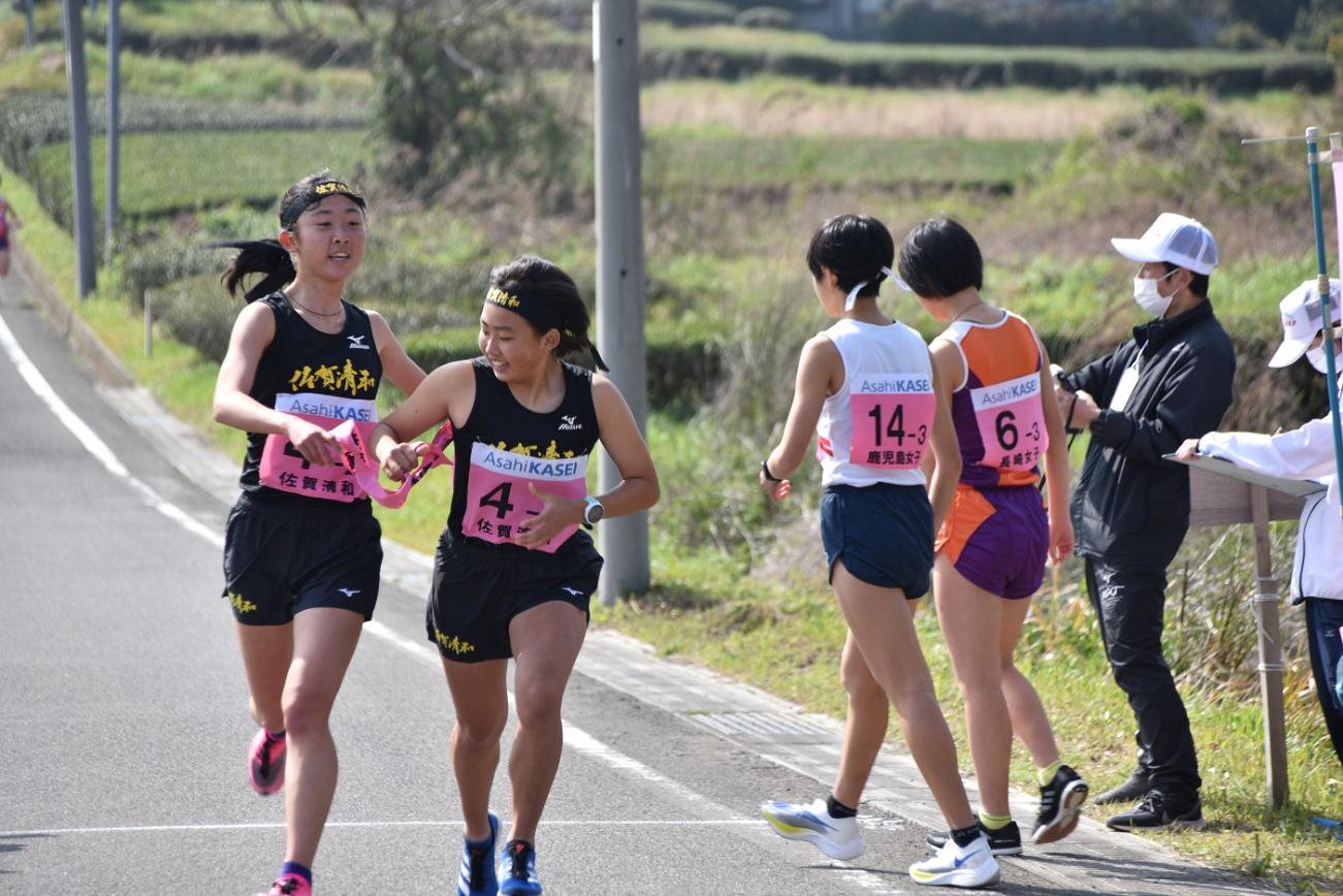 中継所で襷を繋ぐ女子選手たちの写真