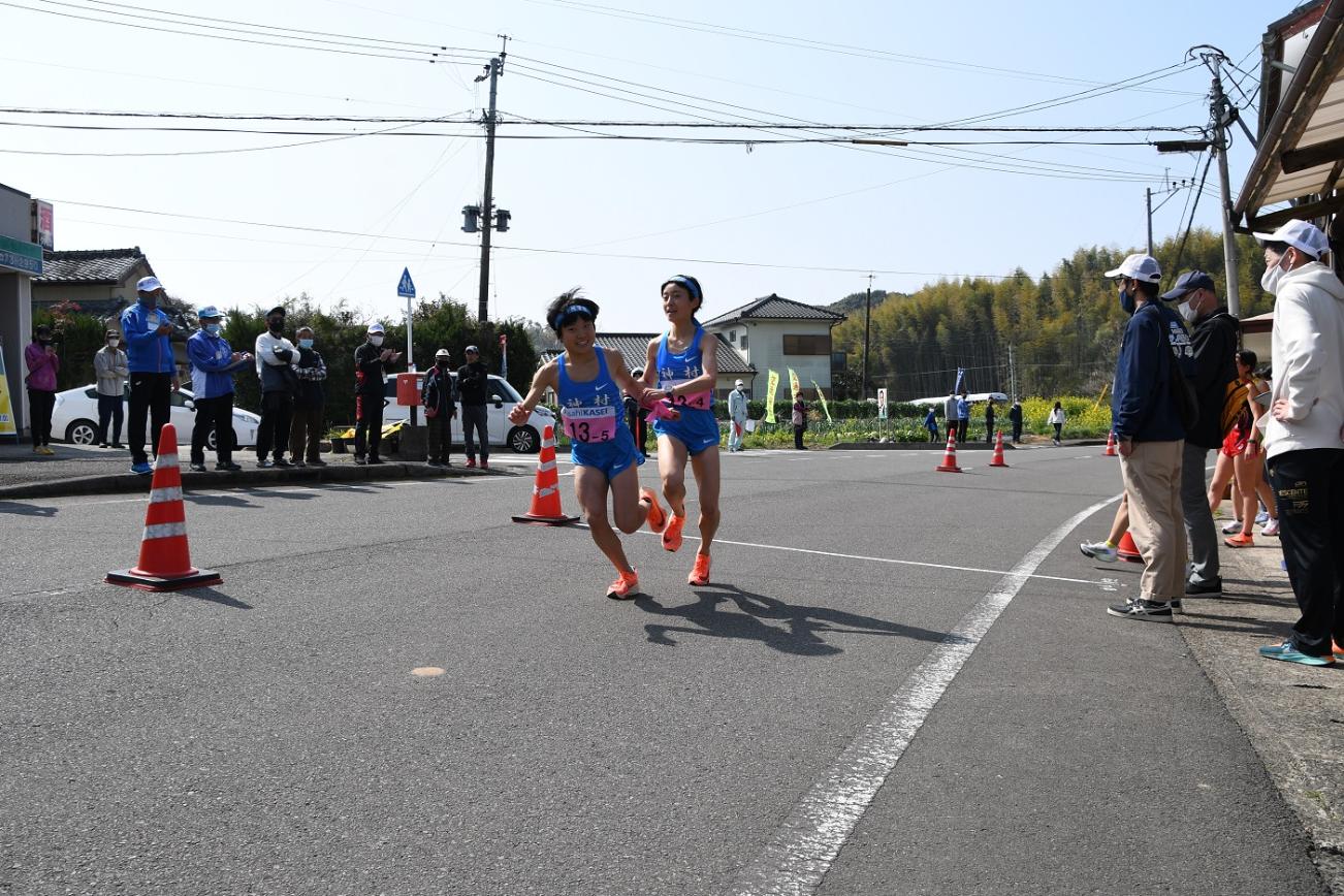 中継所で襷を繋ぐ女子選手たちの写真